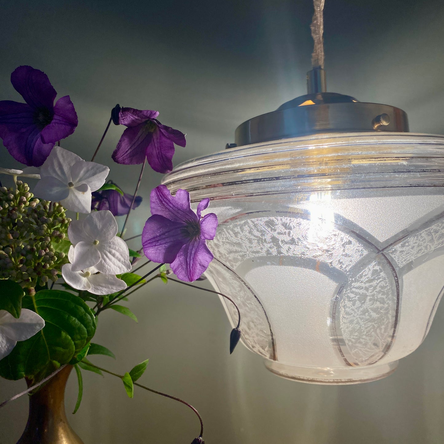 Suspension globe vintage art déco blanc et doré