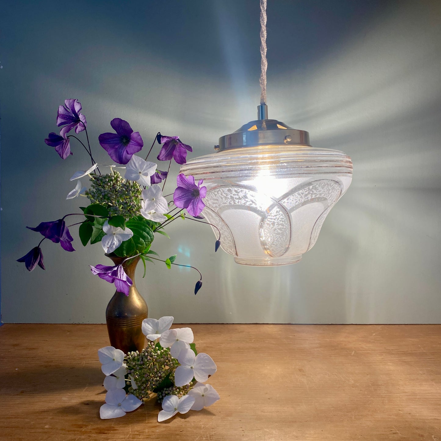 Suspension globe vintage art déco blanc et doré