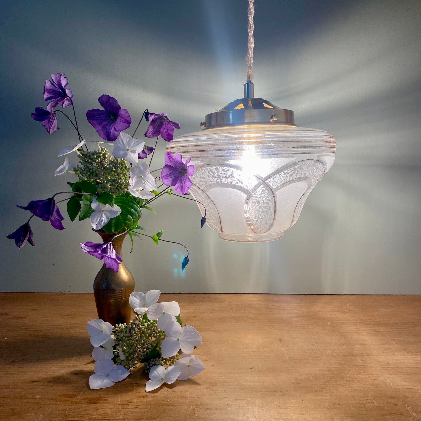 Suspension globe vintage art déco blanc et doré