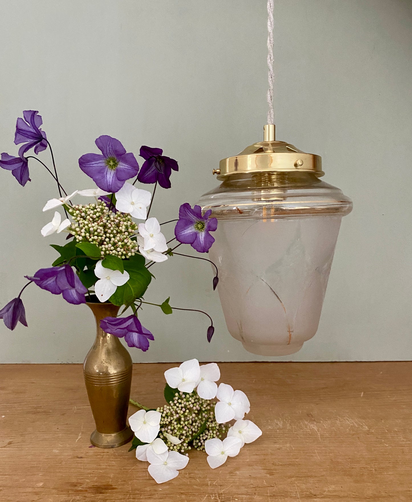 Suspension globe vintage en verre dépoli blanc et doré