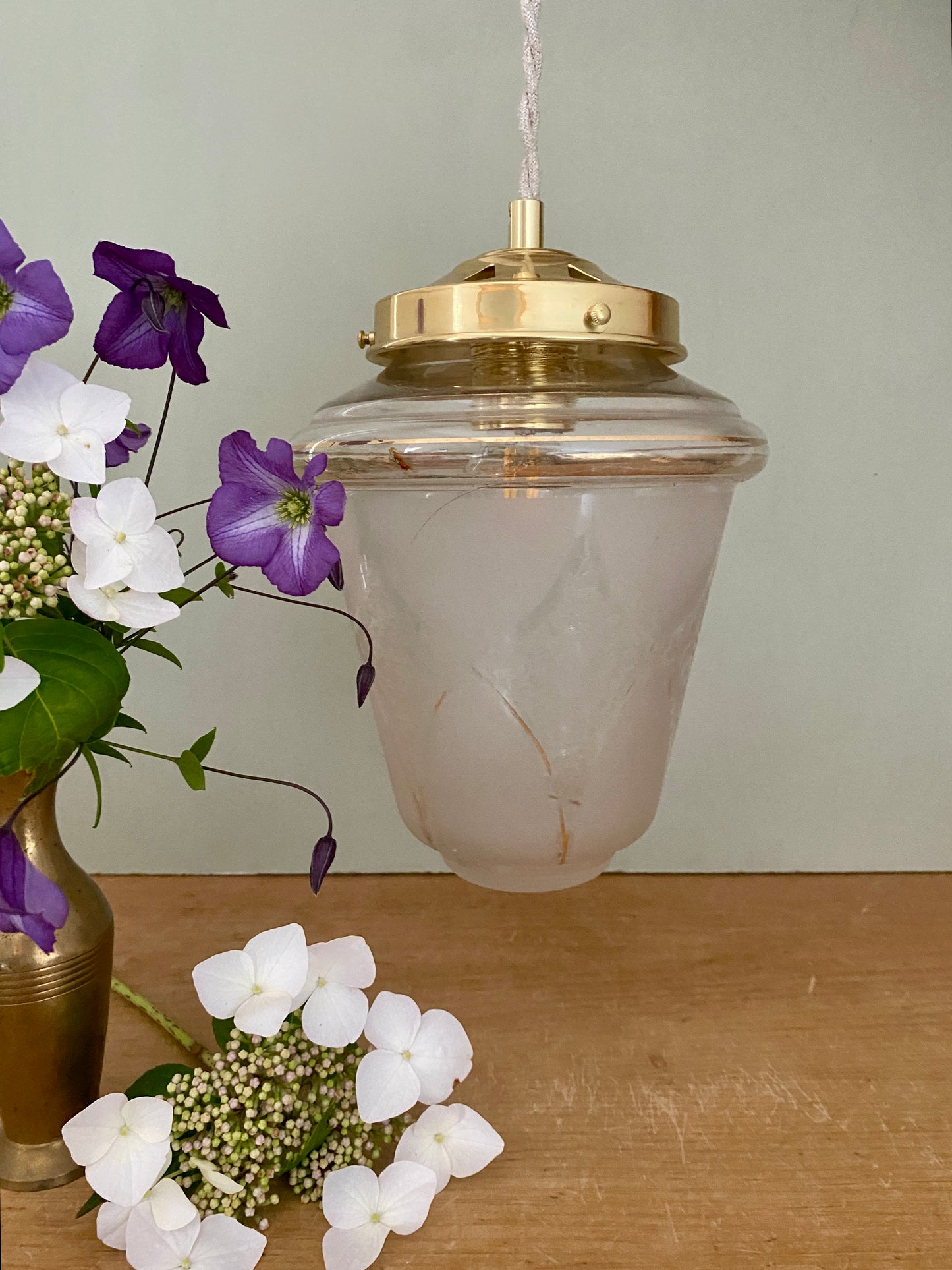 Suspension globe vintage en verre dépoli blanc et doré