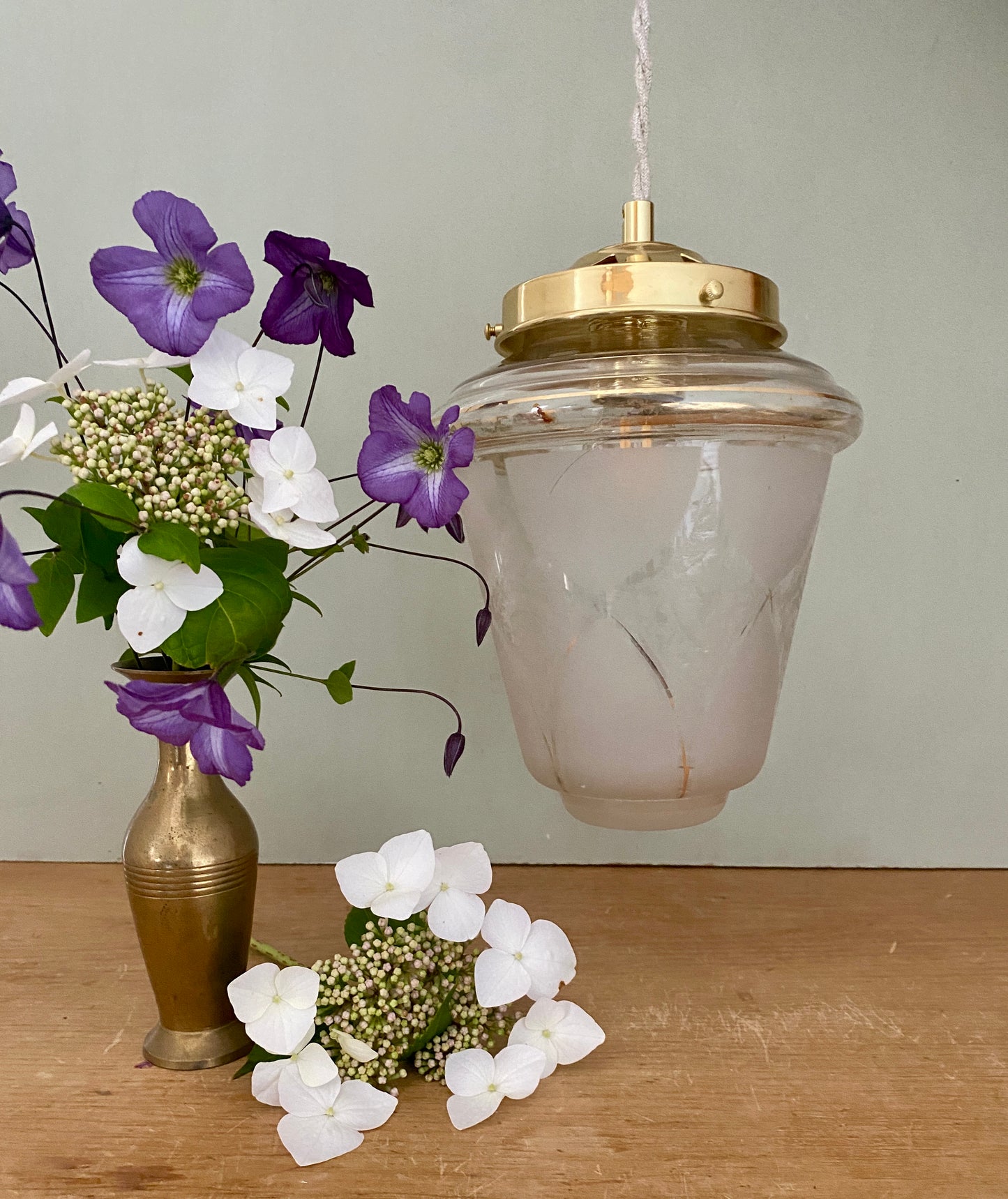 Suspension globe vintage en verre dépoli blanc et doré