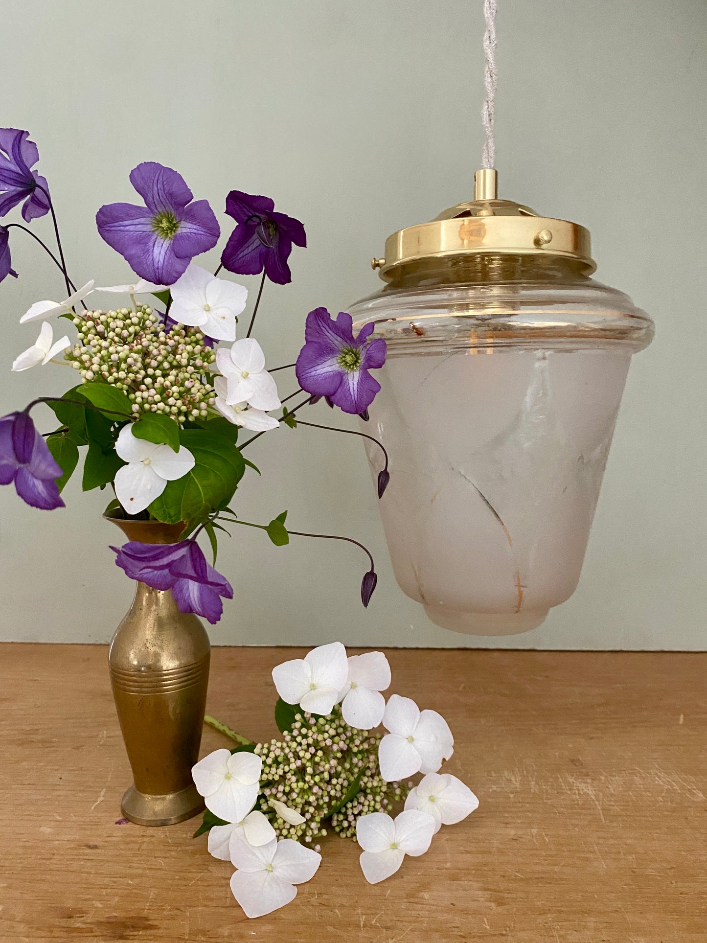 Suspension globe vintage en verre dépoli blanc et doré