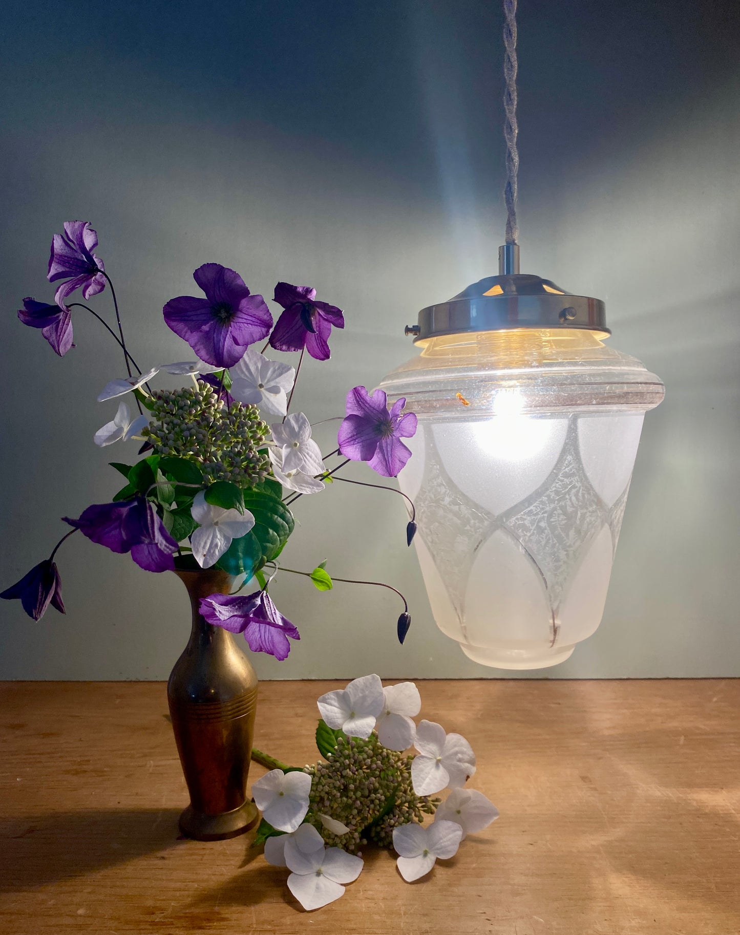 Suspension globe vintage en verre dépoli blanc et doré