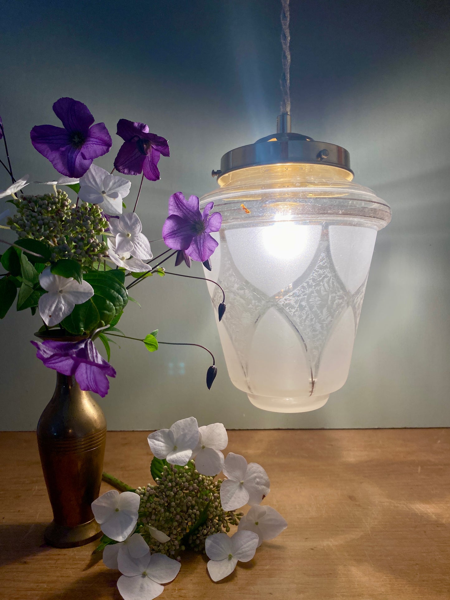 Suspension globe vintage en verre dépoli blanc et doré