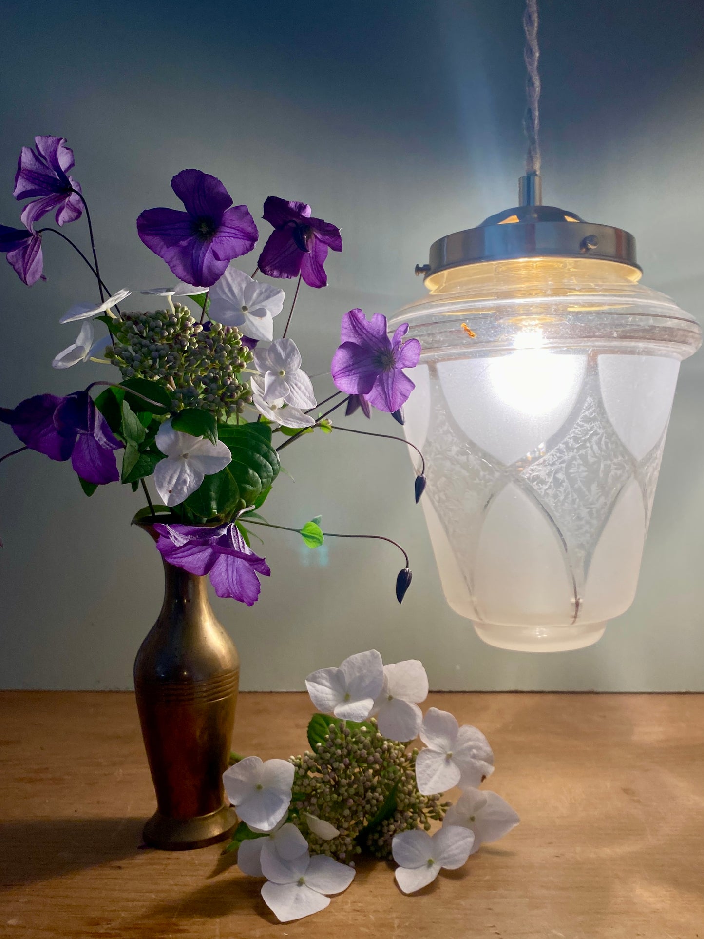 Suspension globe vintage en verre dépoli blanc et doré