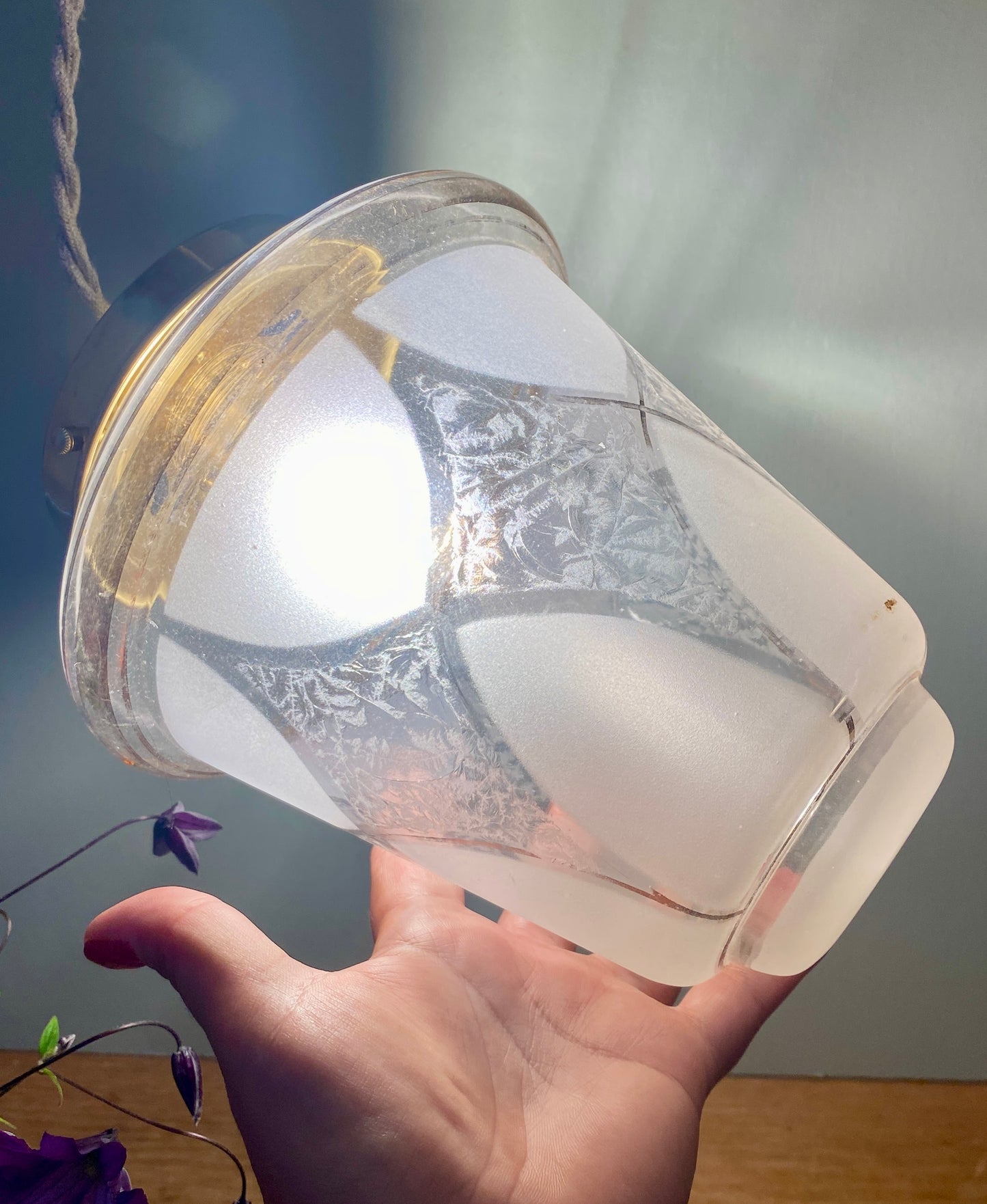 Suspension globe vintage en verre dépoli blanc et doré