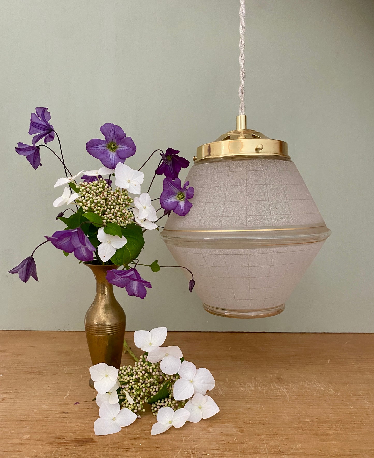 Suspension globe vintage art déco en verre granité banc et doré