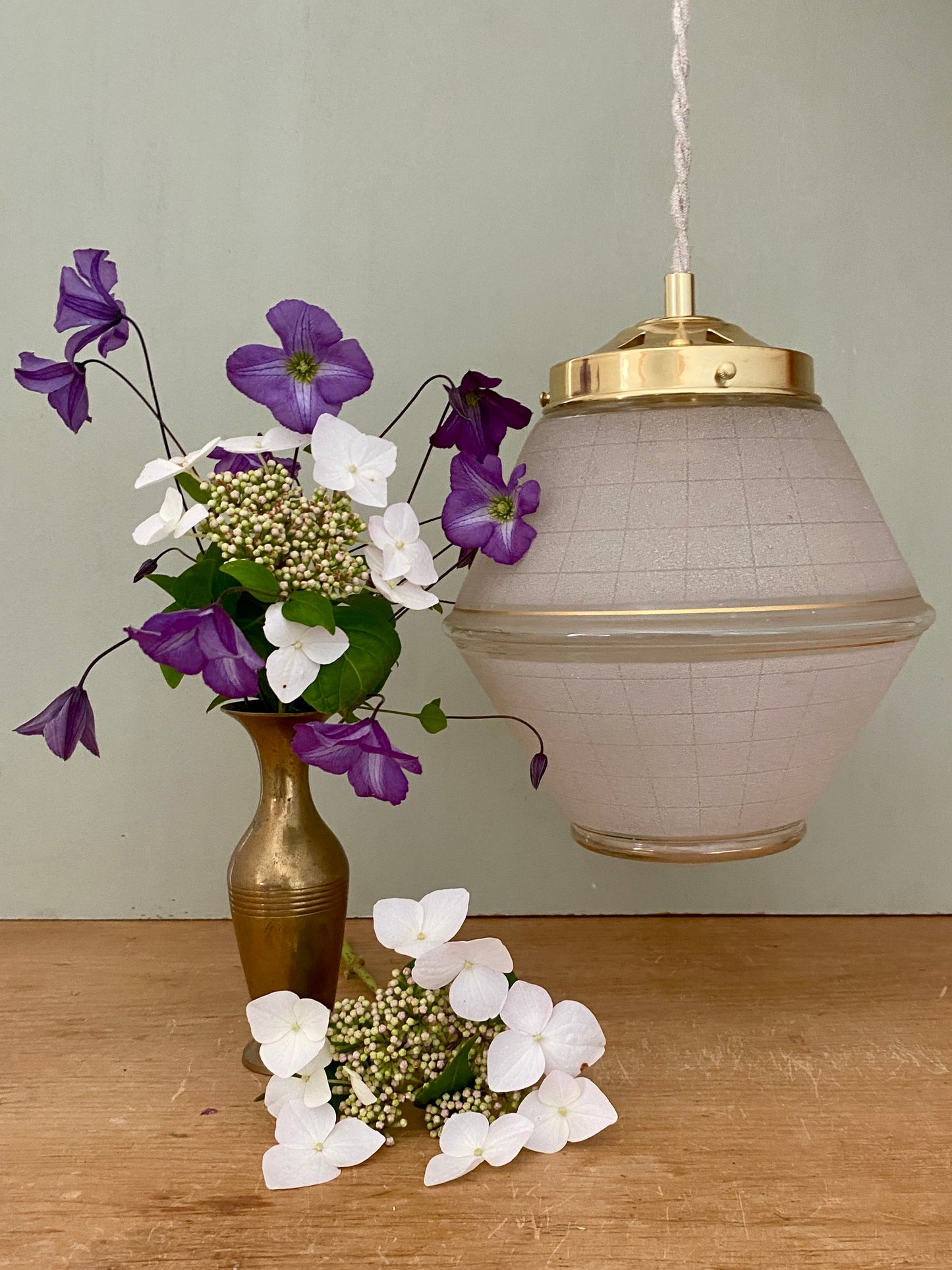 Suspension globe vintage art déco en verre granité banc et doré