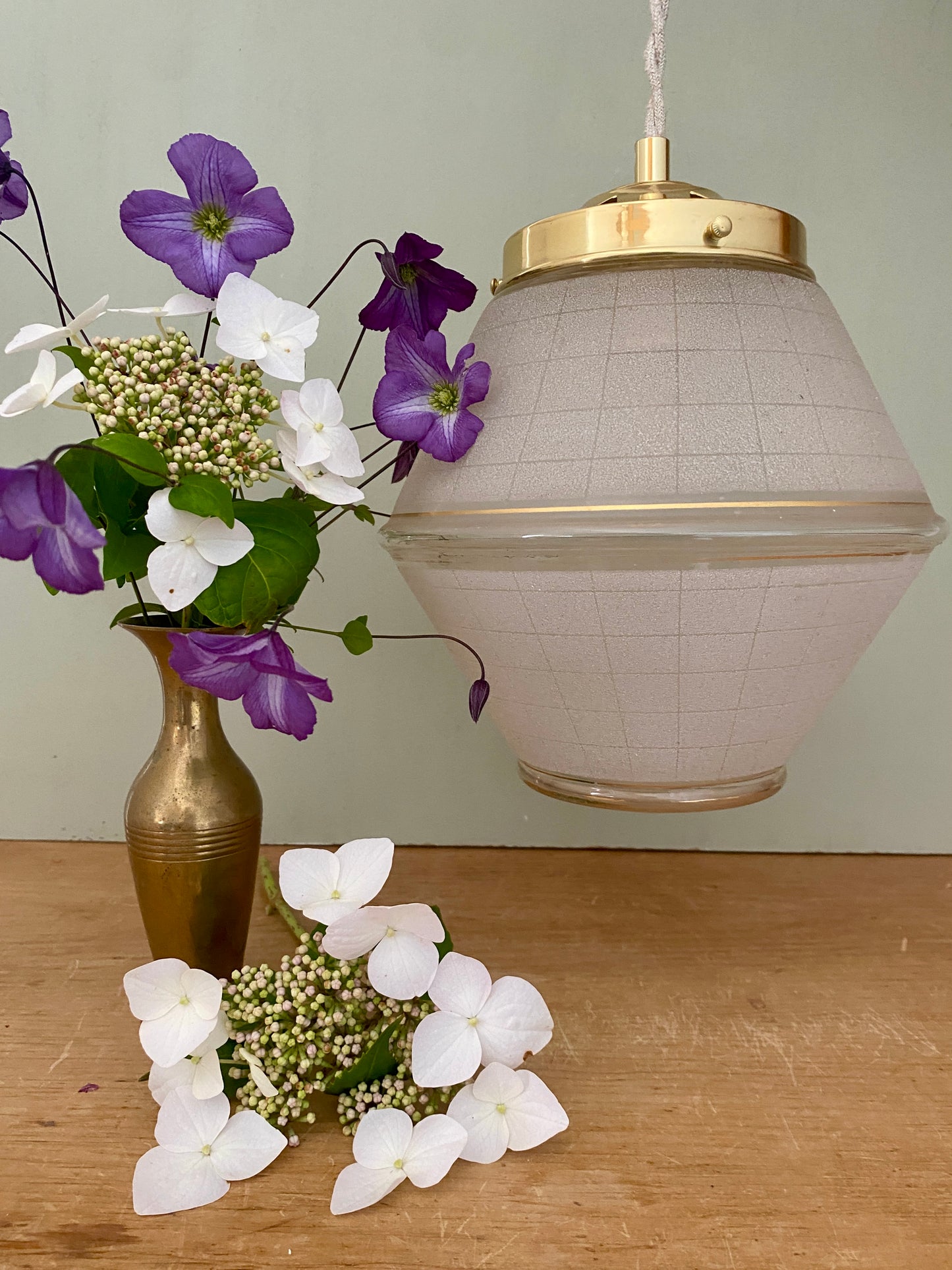 Suspension globe vintage art déco en verre granité banc et doré