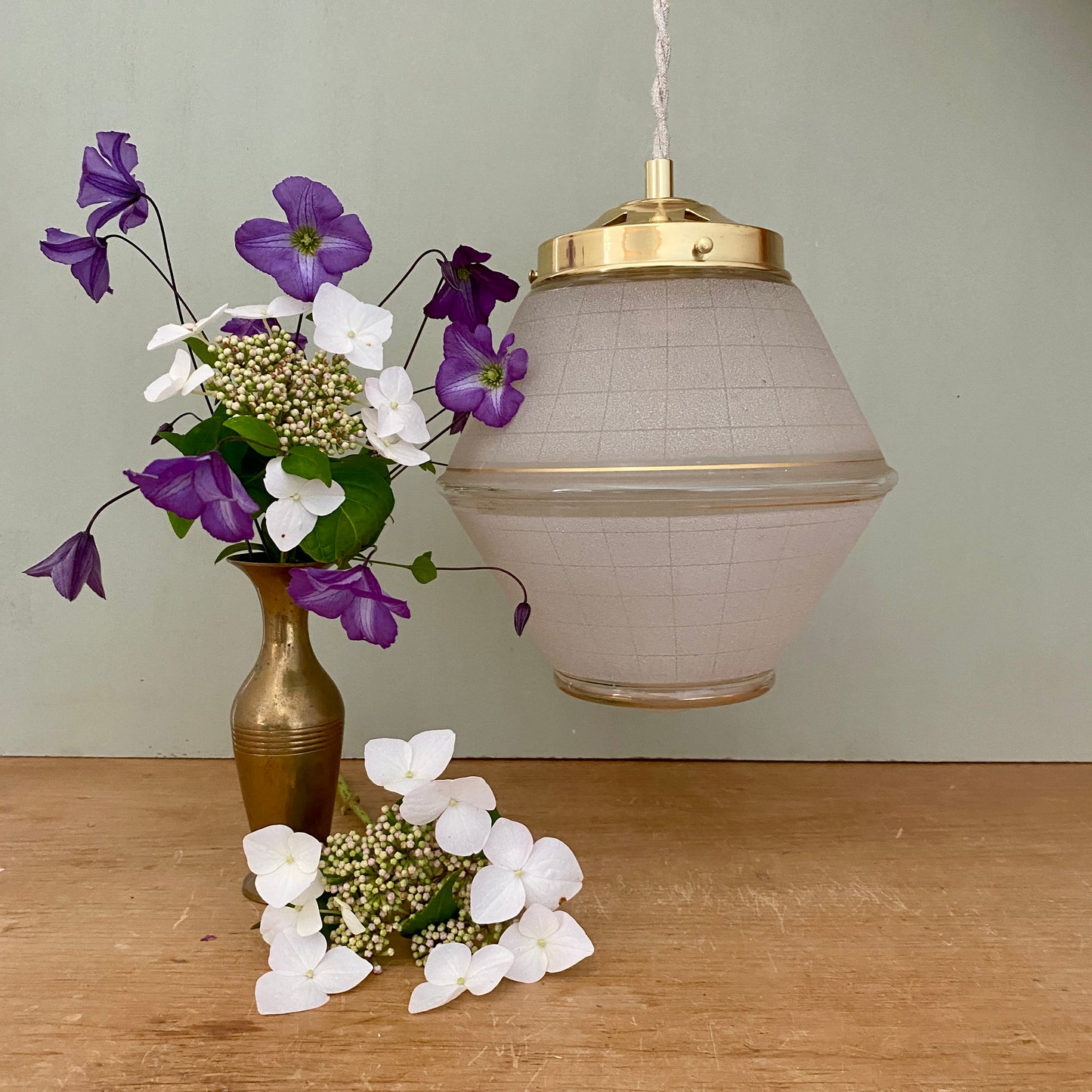 Suspension globe vintage art déco en verre granité banc et doré