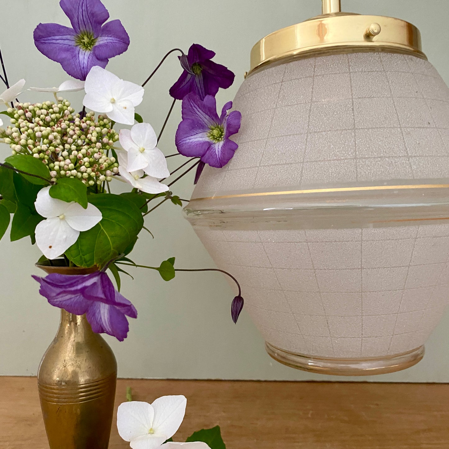 Suspension globe vintage art déco en verre granité banc et doré