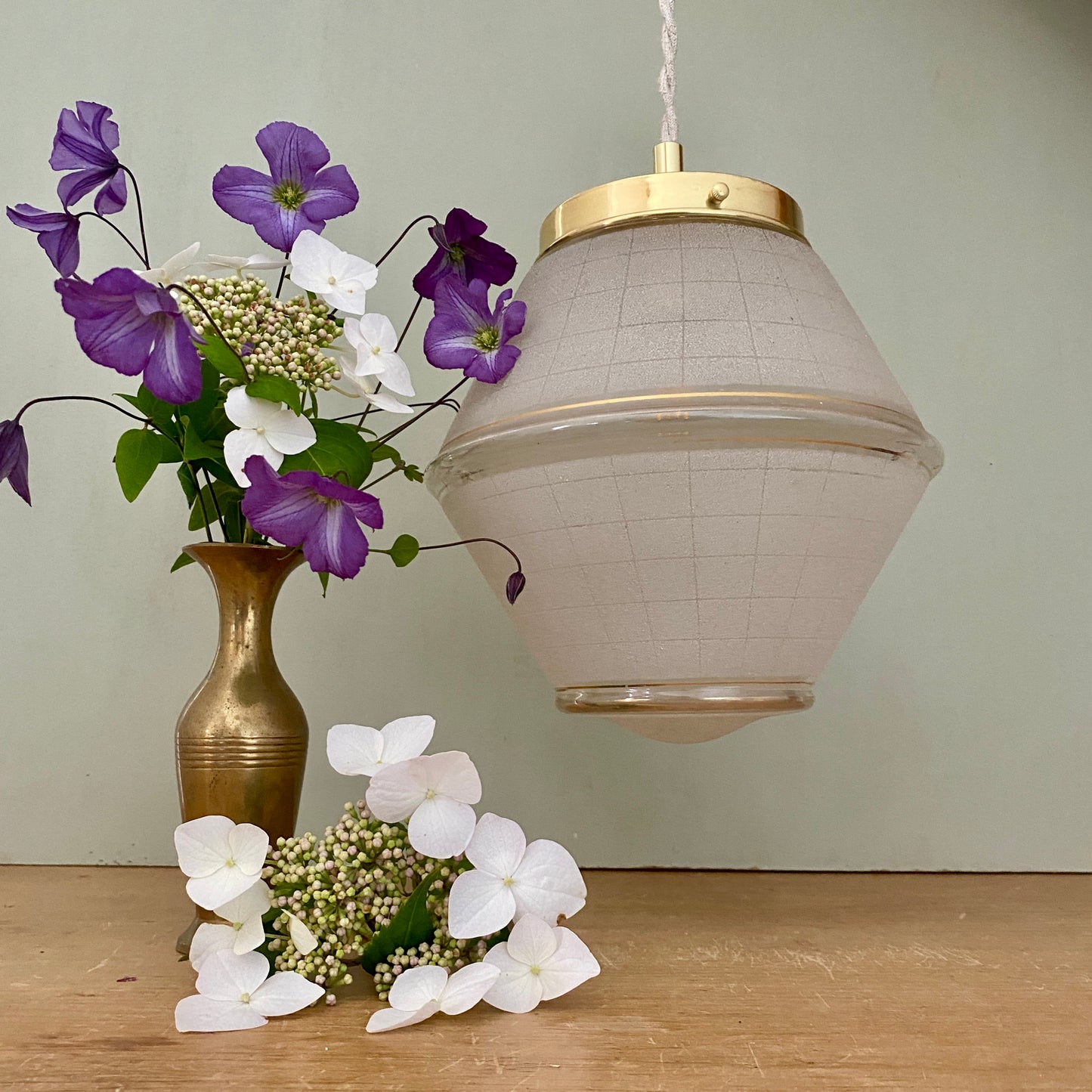 Suspension globe vintage art déco en verre granité banc et doré