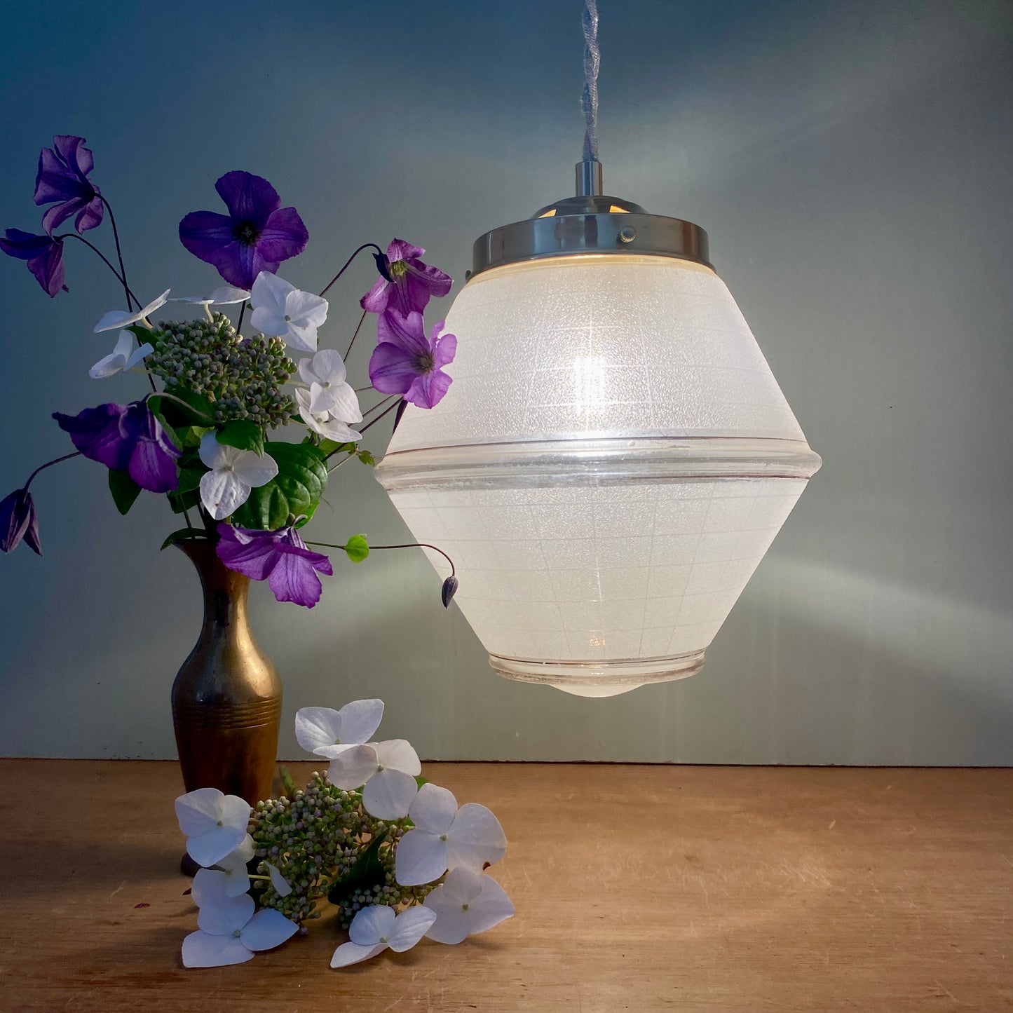 Suspension globe vintage art déco en verre granité banc et doré