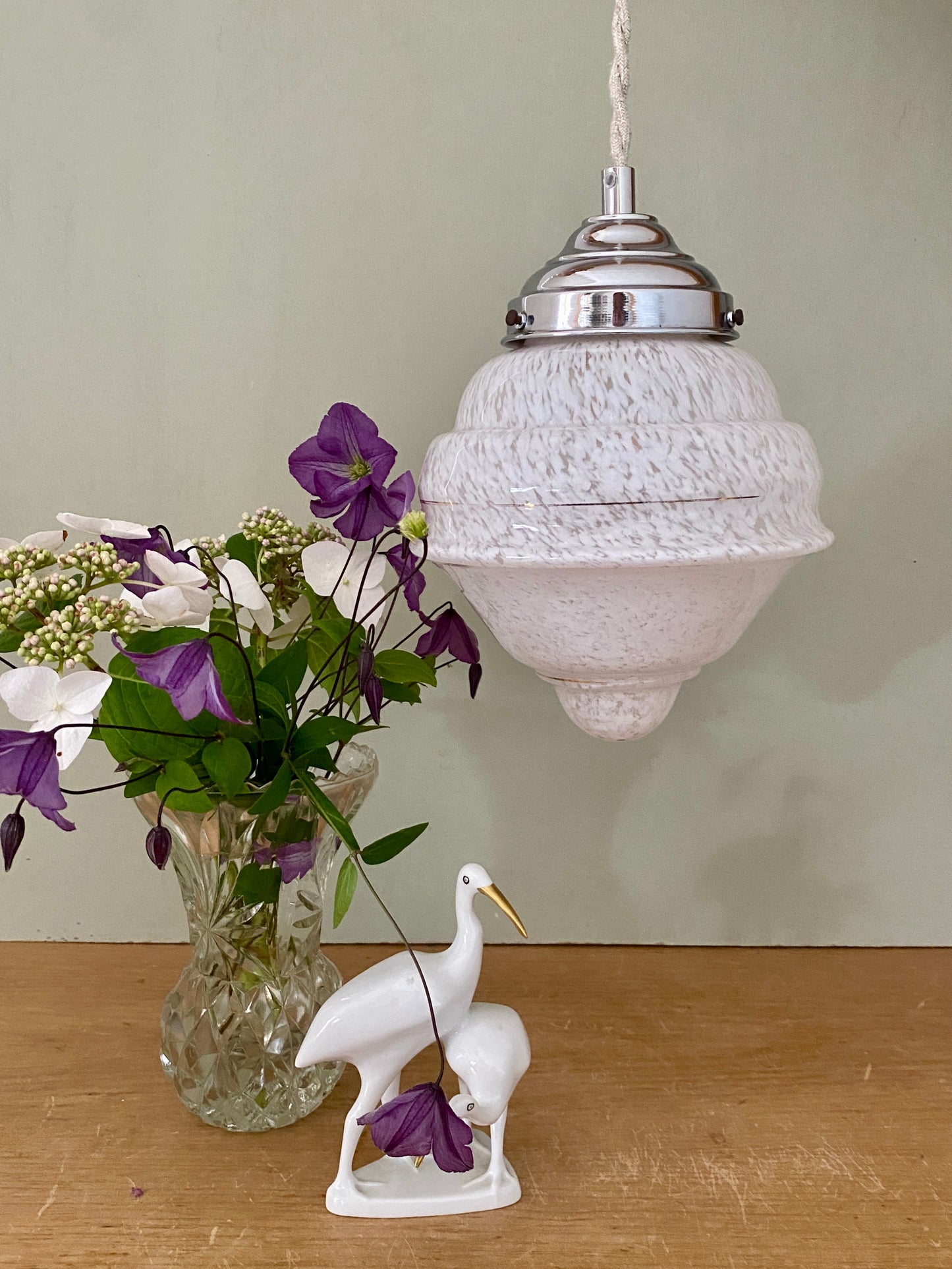 Suspension globe vintage art déco en verre de Clichy blanc