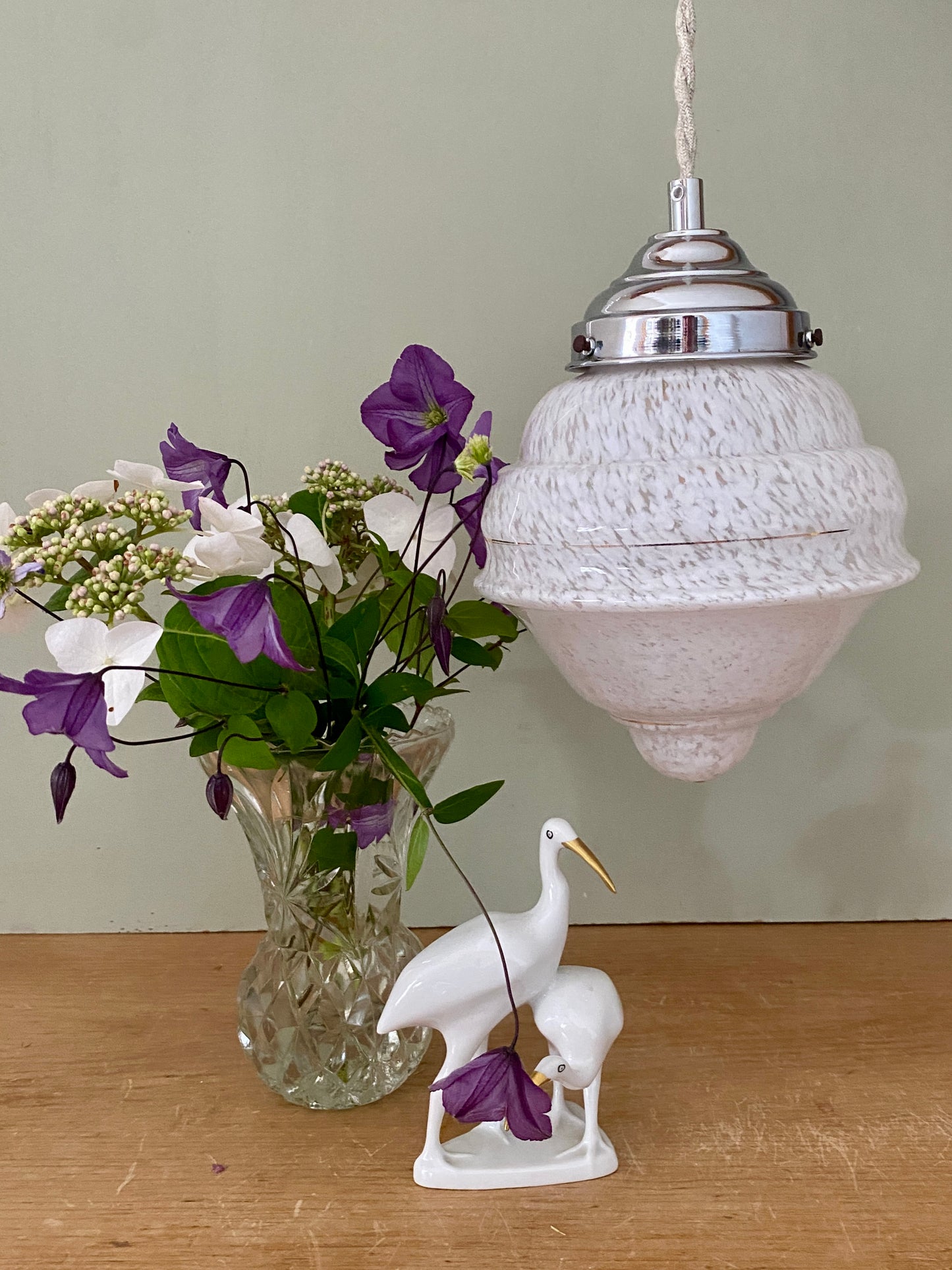 Suspension globe vintage art déco en verre de Clichy blanc