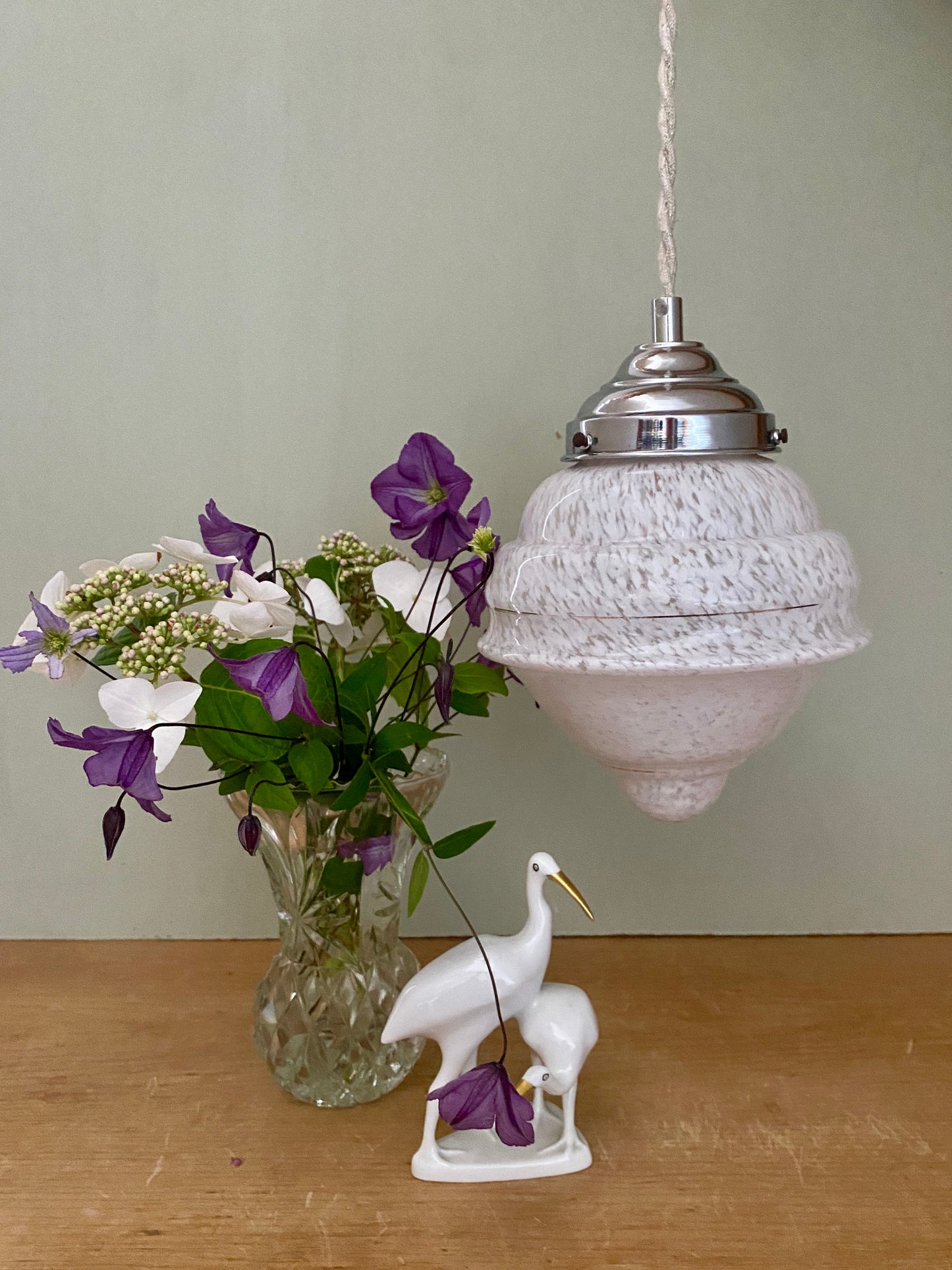 Suspension globe vintage art déco en verre de Clichy blanc