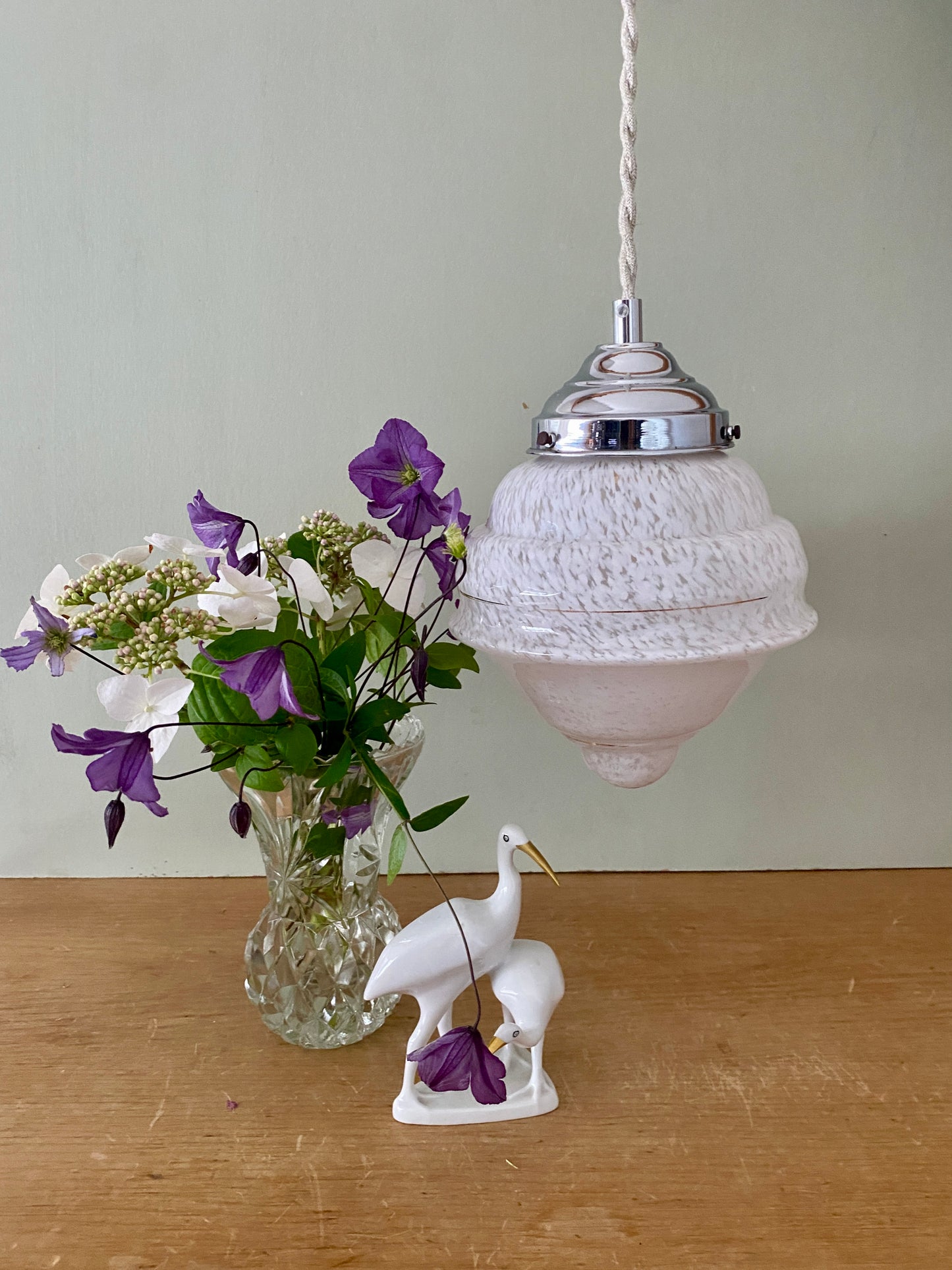 Suspension globe vintage art déco en verre de Clichy blanc