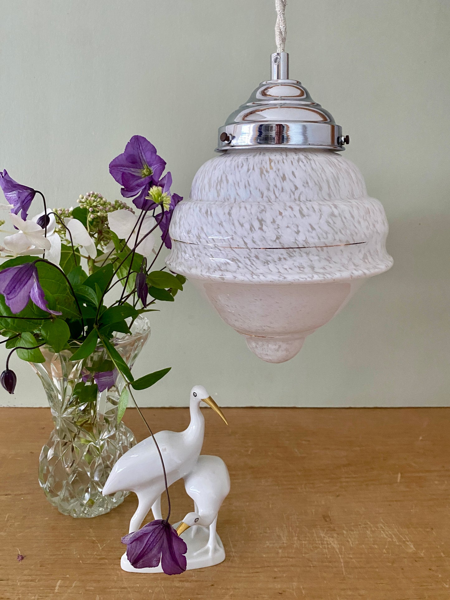 Suspension globe vintage art déco en verre de Clichy blanc