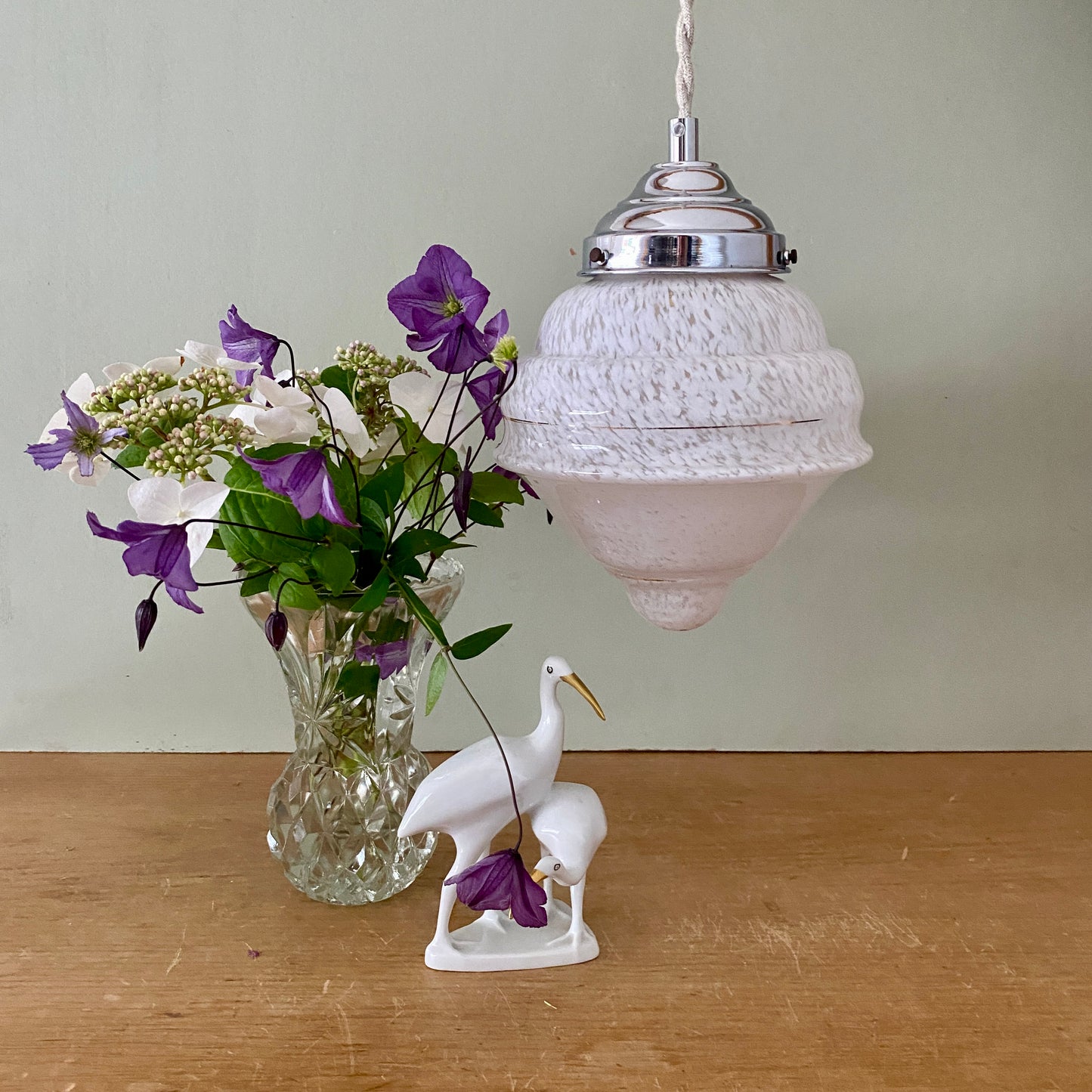 Suspension globe vintage art déco en verre de Clichy blanc