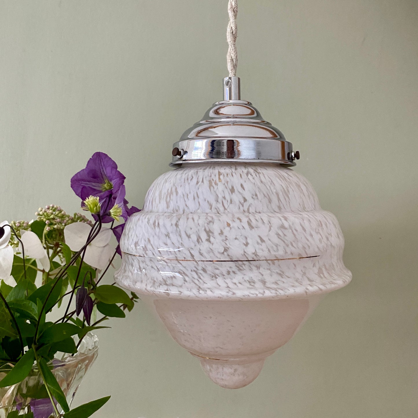 Suspension globe vintage art déco en verre de Clichy blanc