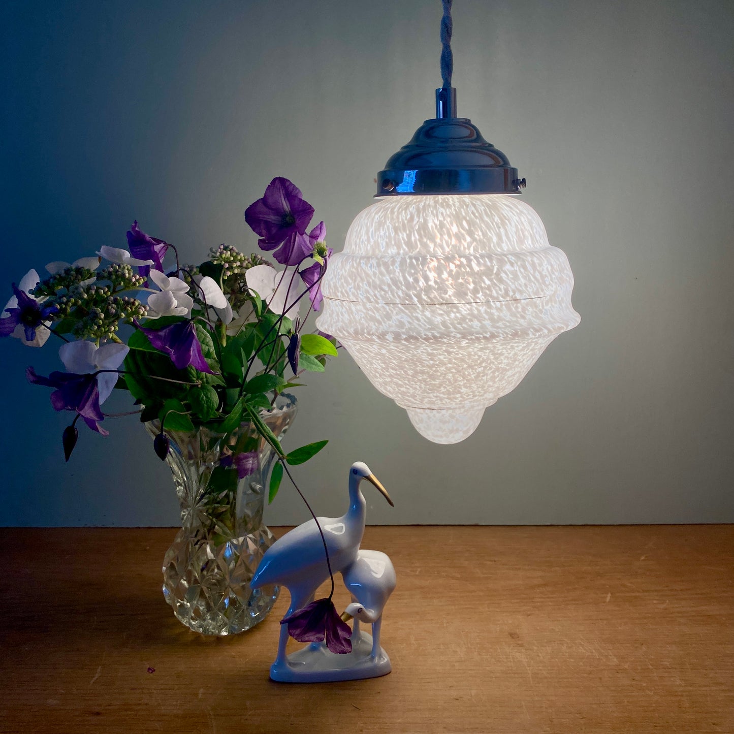 Suspension globe vintage art déco en verre de Clichy blanc