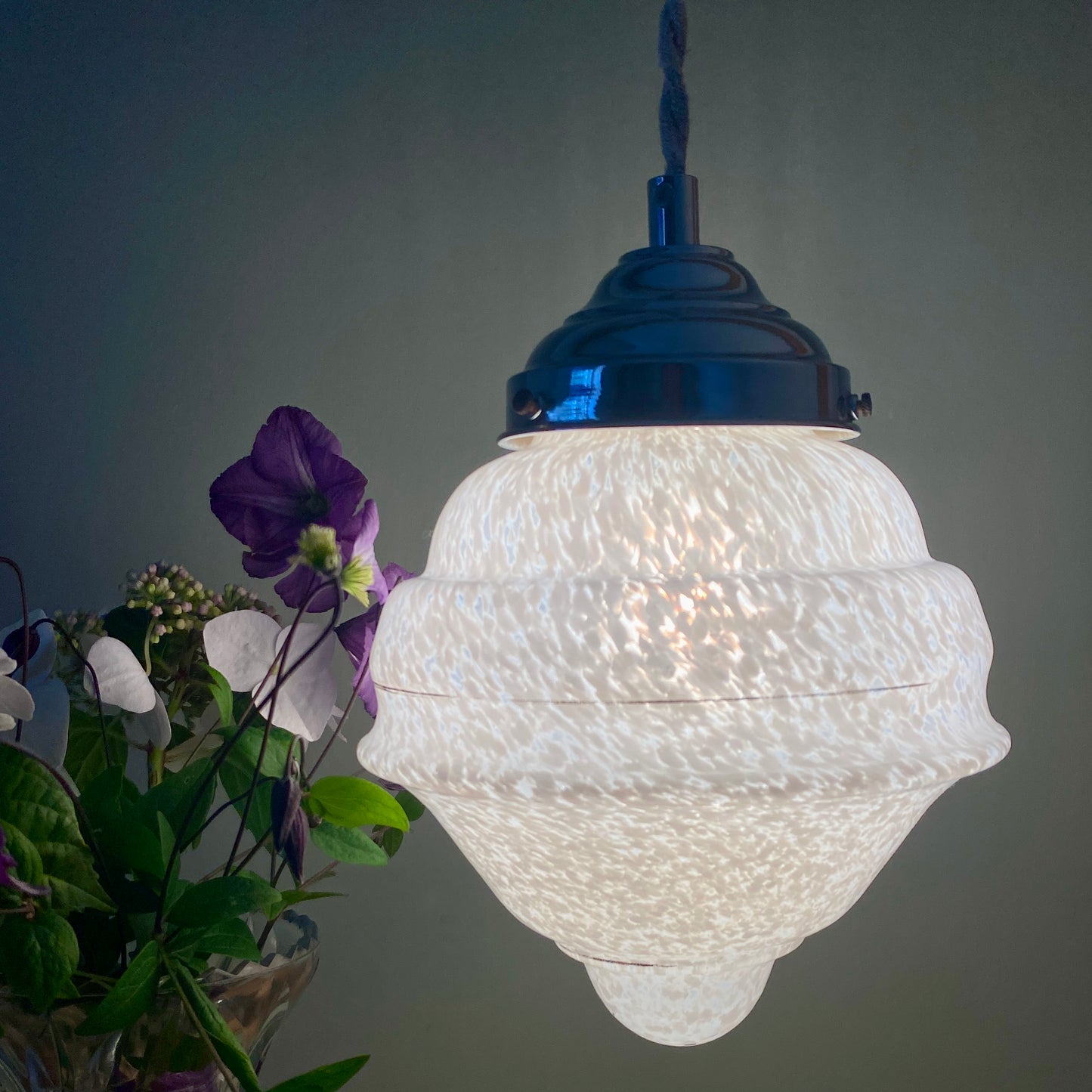 Suspension globe vintage art déco en verre de Clichy blanc