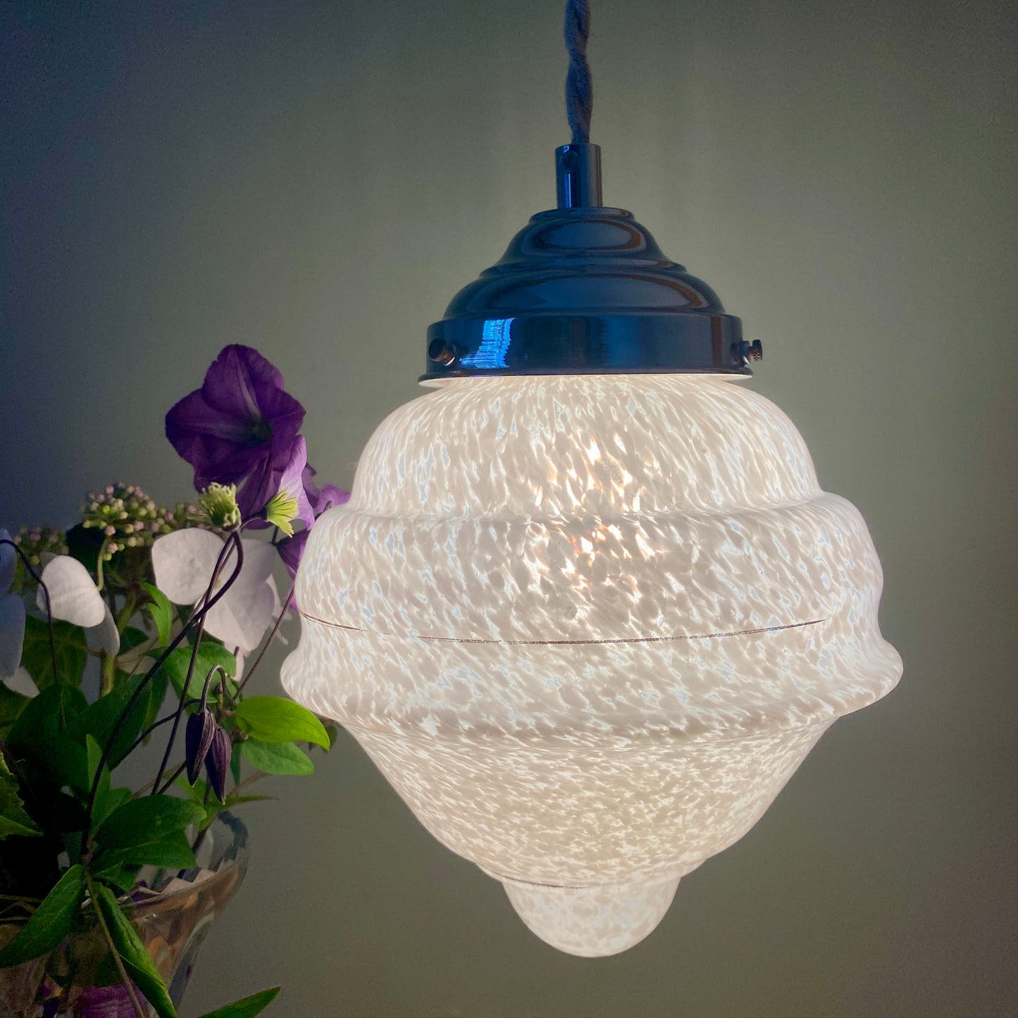 Suspension globe vintage art déco en verre de Clichy blanc