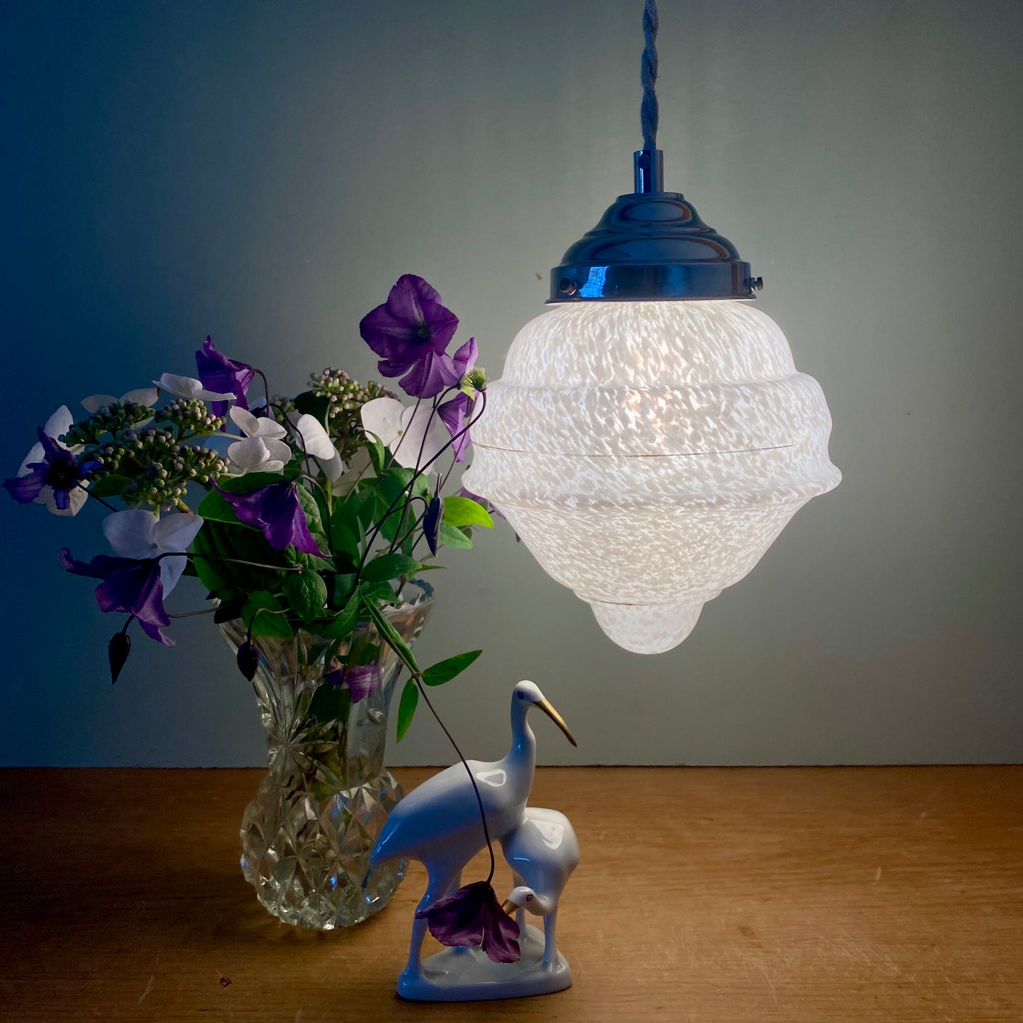 Suspension globe vintage art déco en verre de Clichy blanc