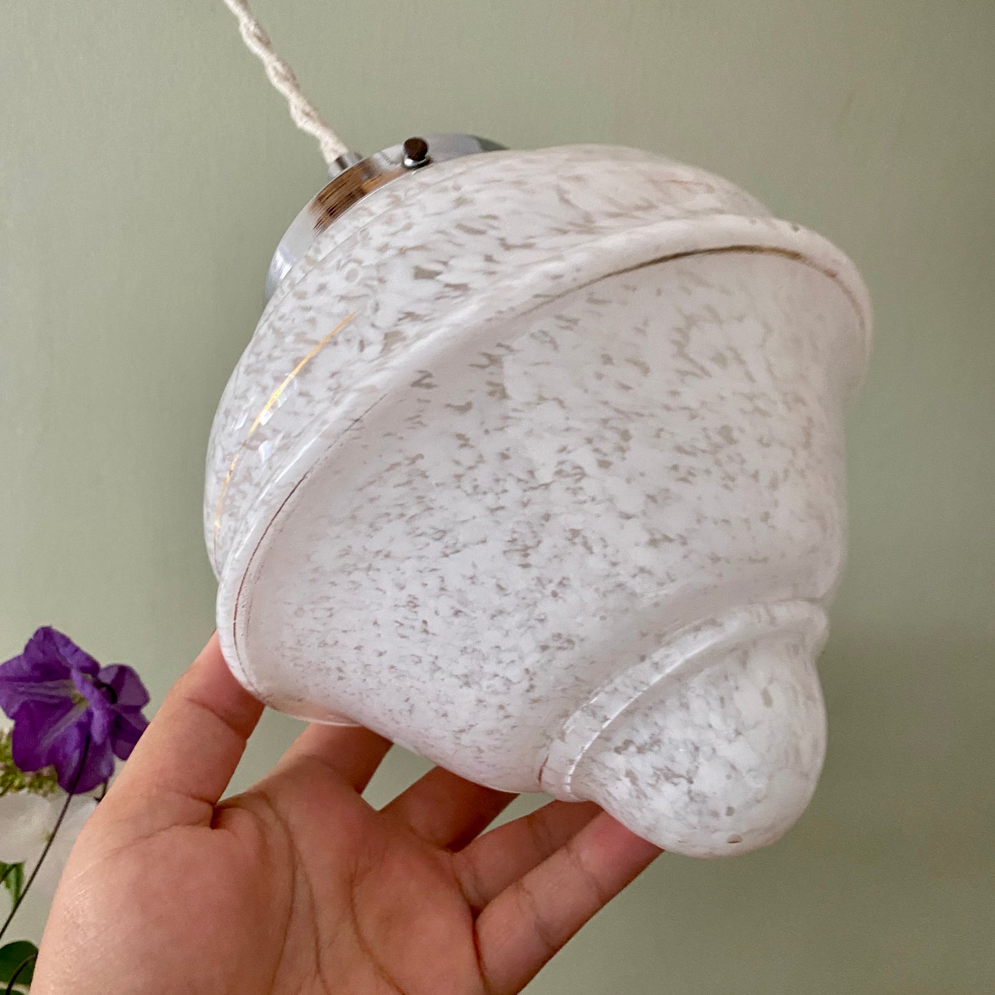 Suspension globe vintage art déco en verre de Clichy blanc