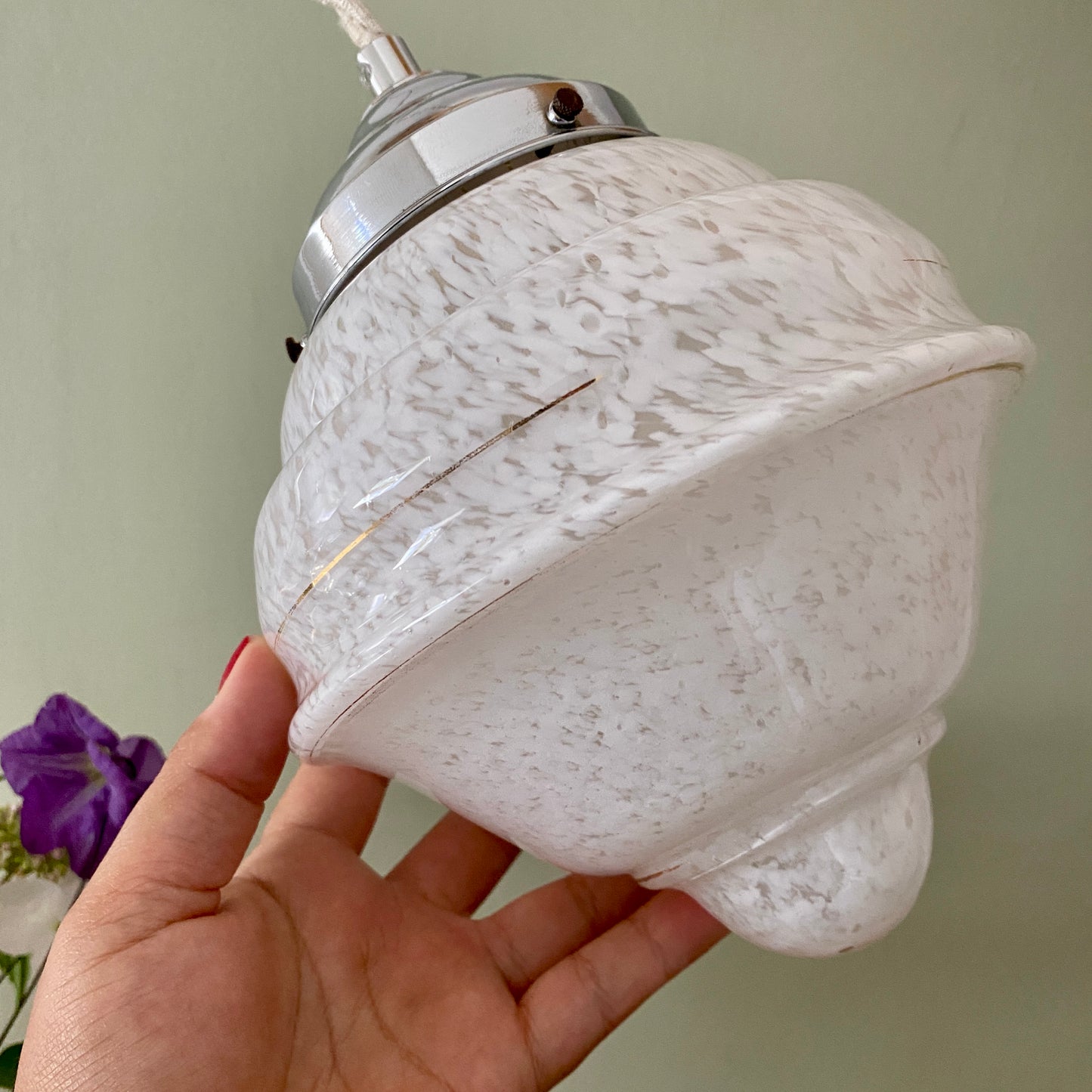 Suspension globe vintage art déco en verre de Clichy blanc