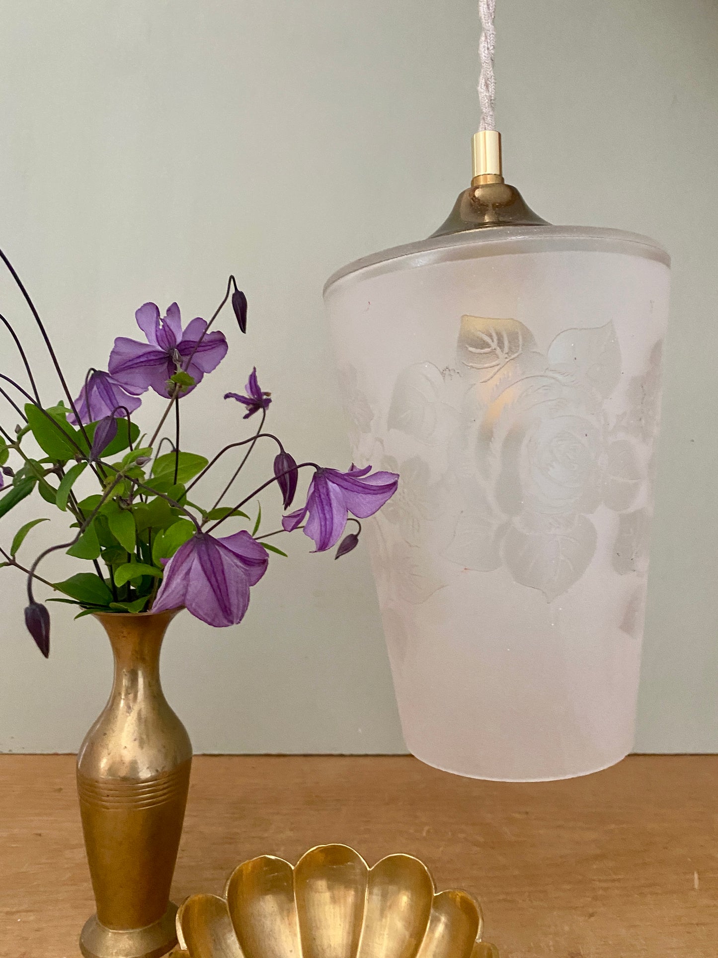 Suspension globe vintage en verre dépoli