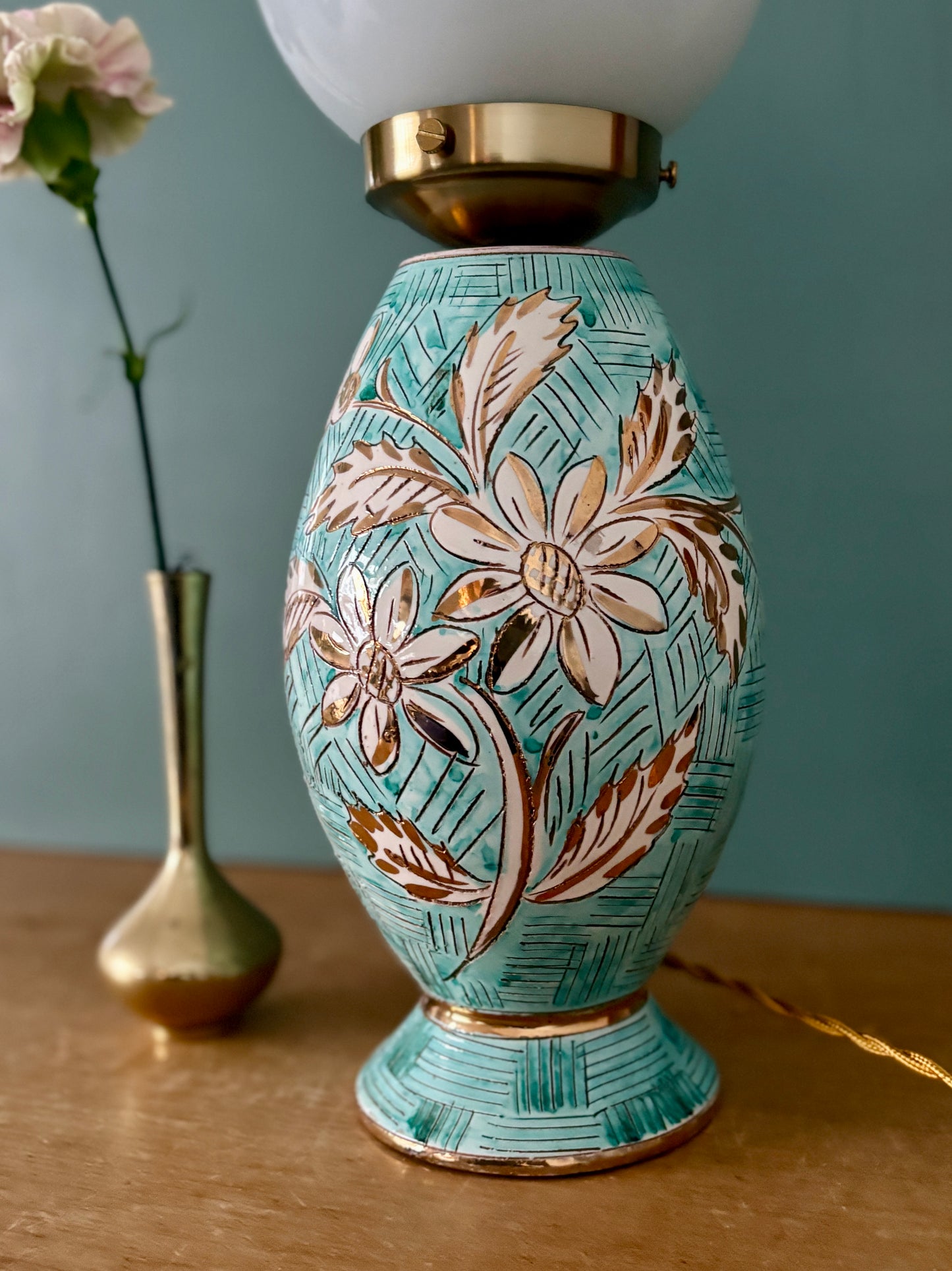 Lampe vintage en céramique et opaline blanche.