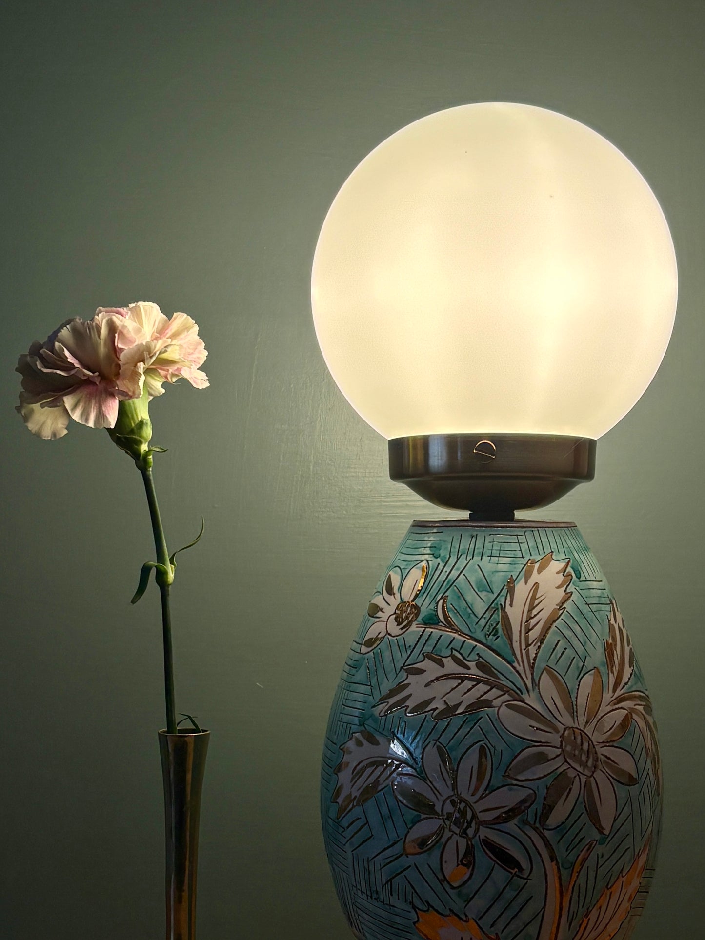 Lampe vintage en céramique et opaline blanche.