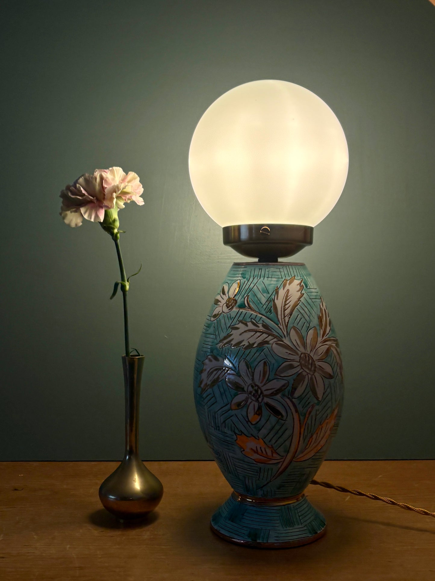 Lampe vintage en céramique et opaline blanche.