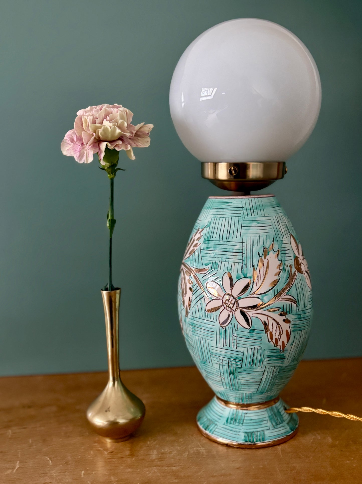 Lampe vintage en céramique et opaline blanche.