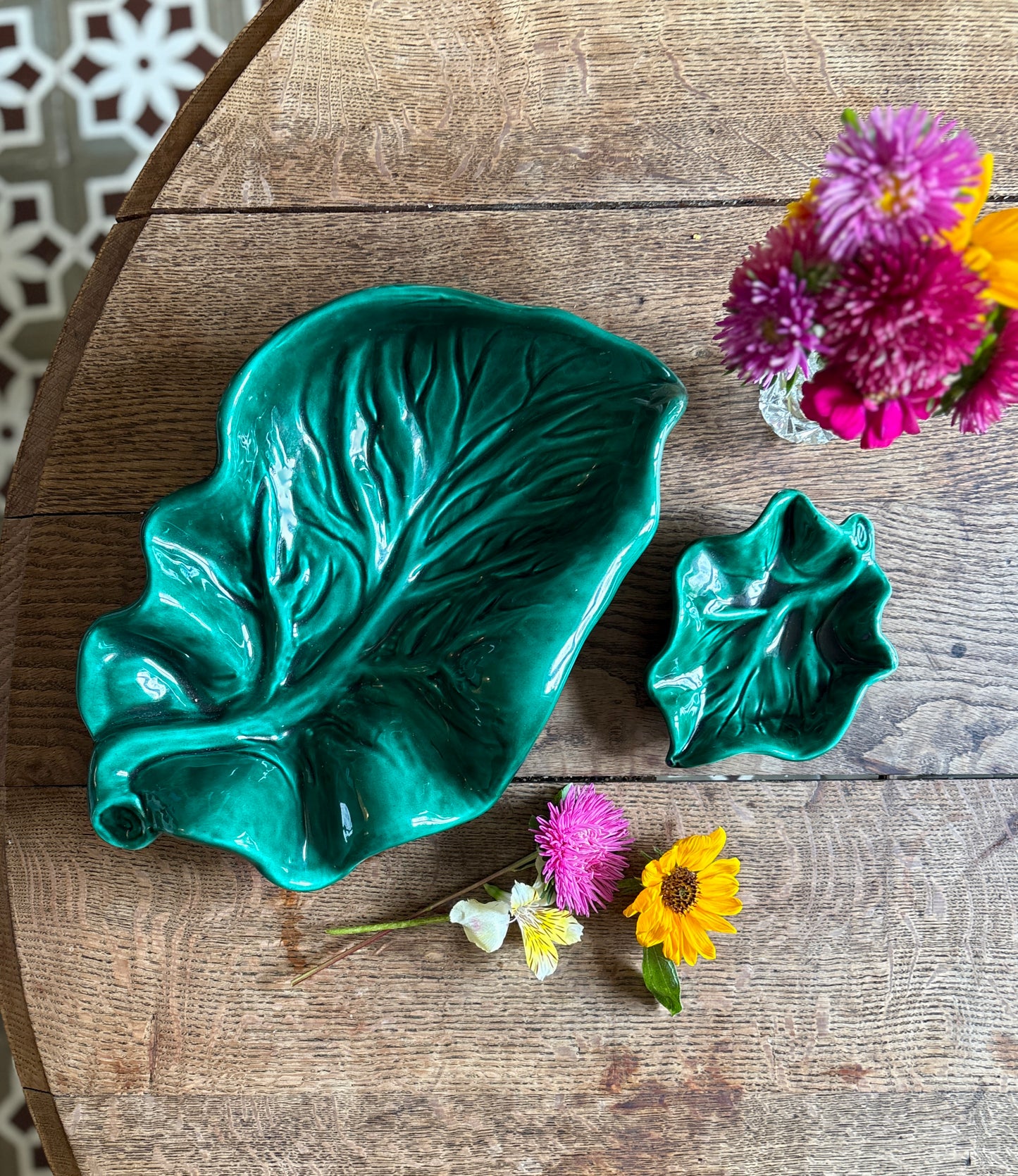 Lot de 2 plats feuille vintage en barbotine