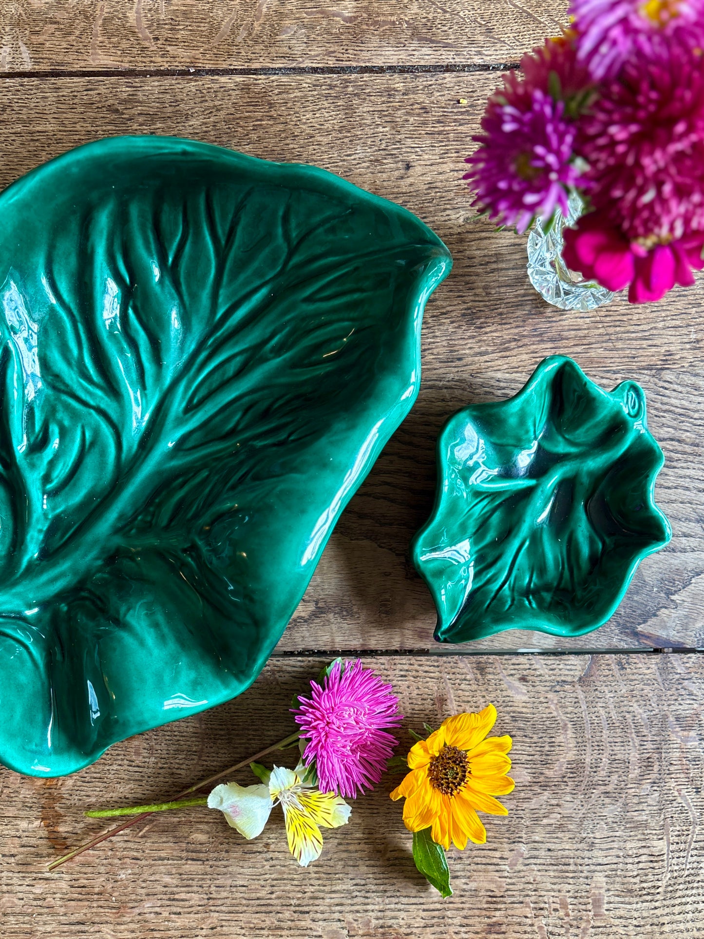 Lot de 2 plats feuille vintage en barbotine