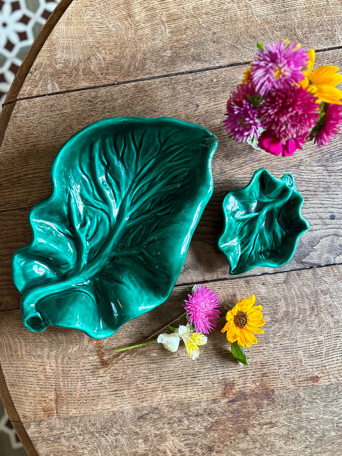 Lot de 2 plats feuille vintage en barbotine