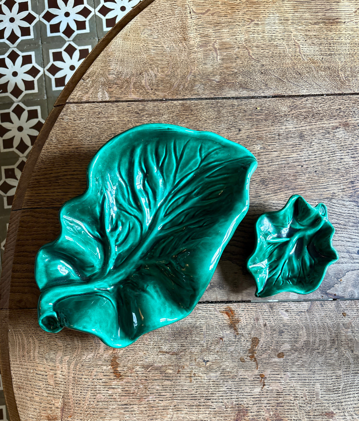 Lot de 2 plats feuille vintage en barbotine