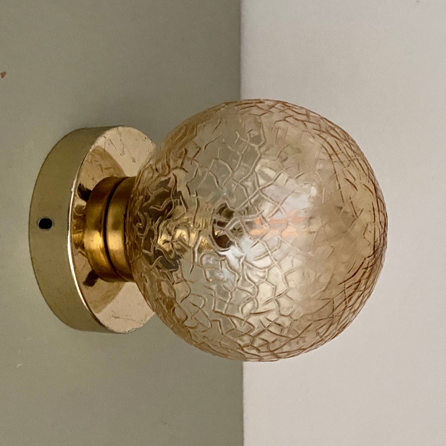 Applique ou plafonnier globe vintage en verre ambré