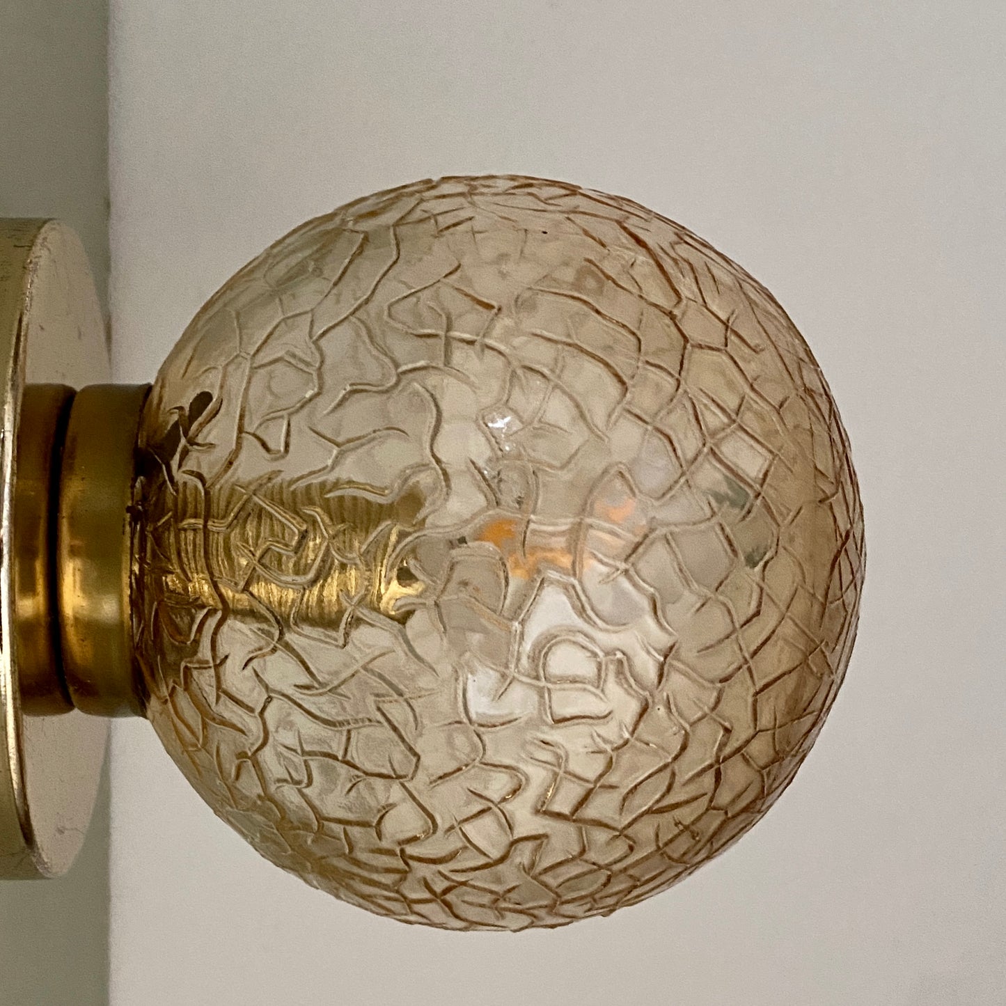 Applique ou plafonnier globe vintage en verre ambré