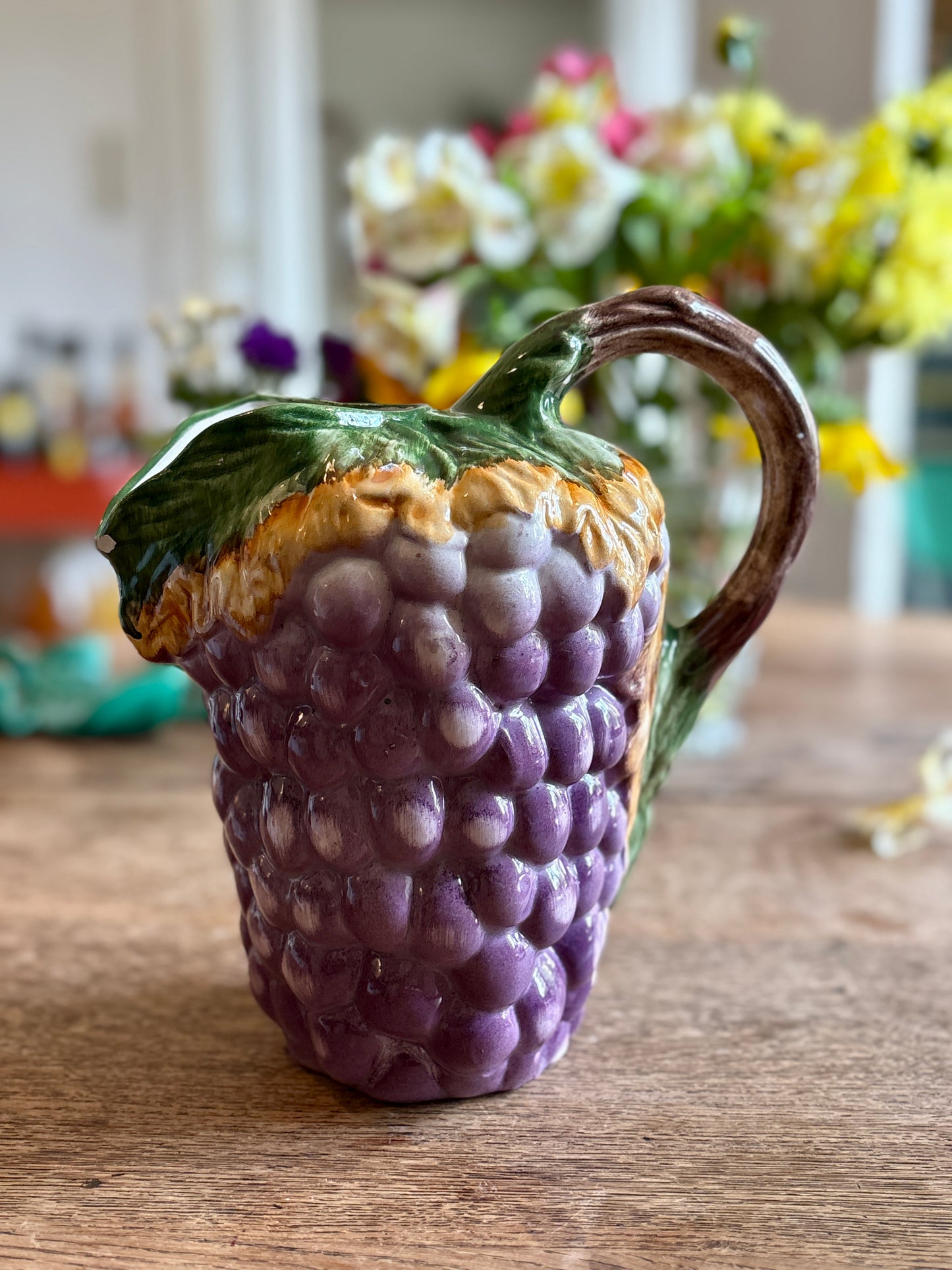 Pichet vintage en barbotine grappe de raisin