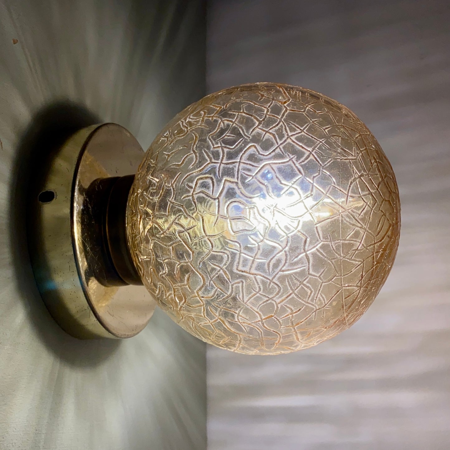 Applique ou plafonnier globe vintage en verre ambré