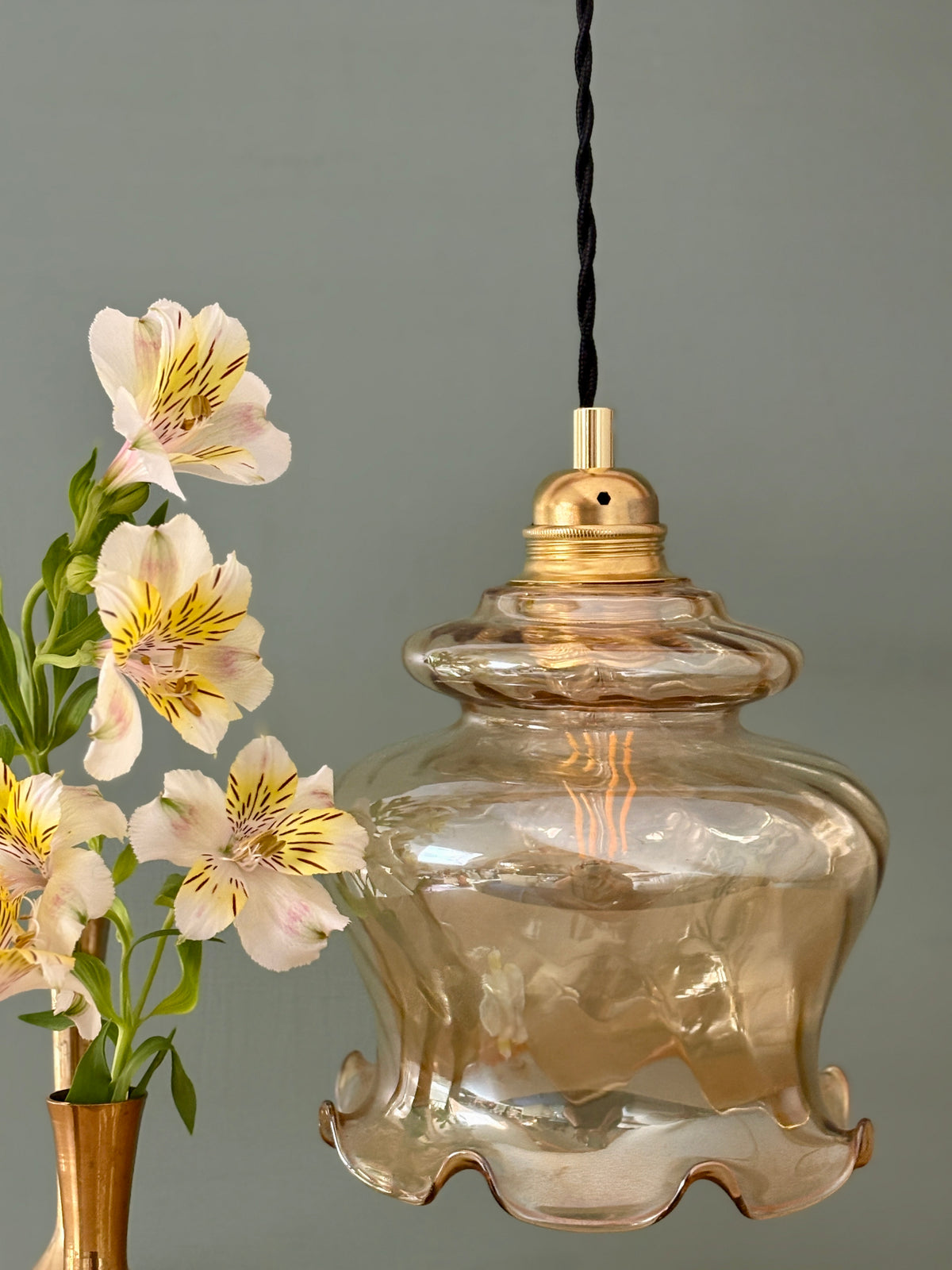 Suspension globe vintage en verre ambré (AMB20)