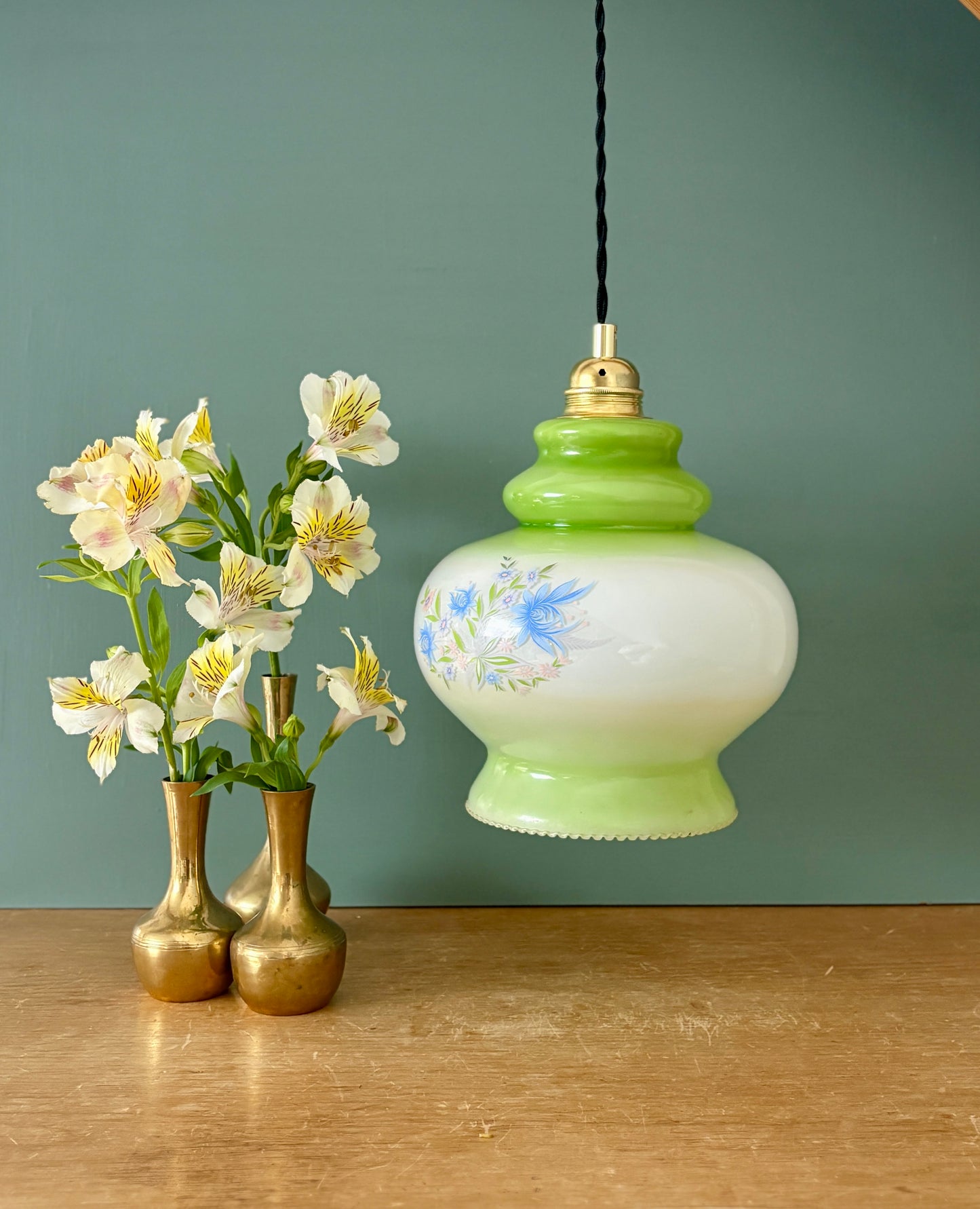 Suspension globe vintage en opaline blanche et verte