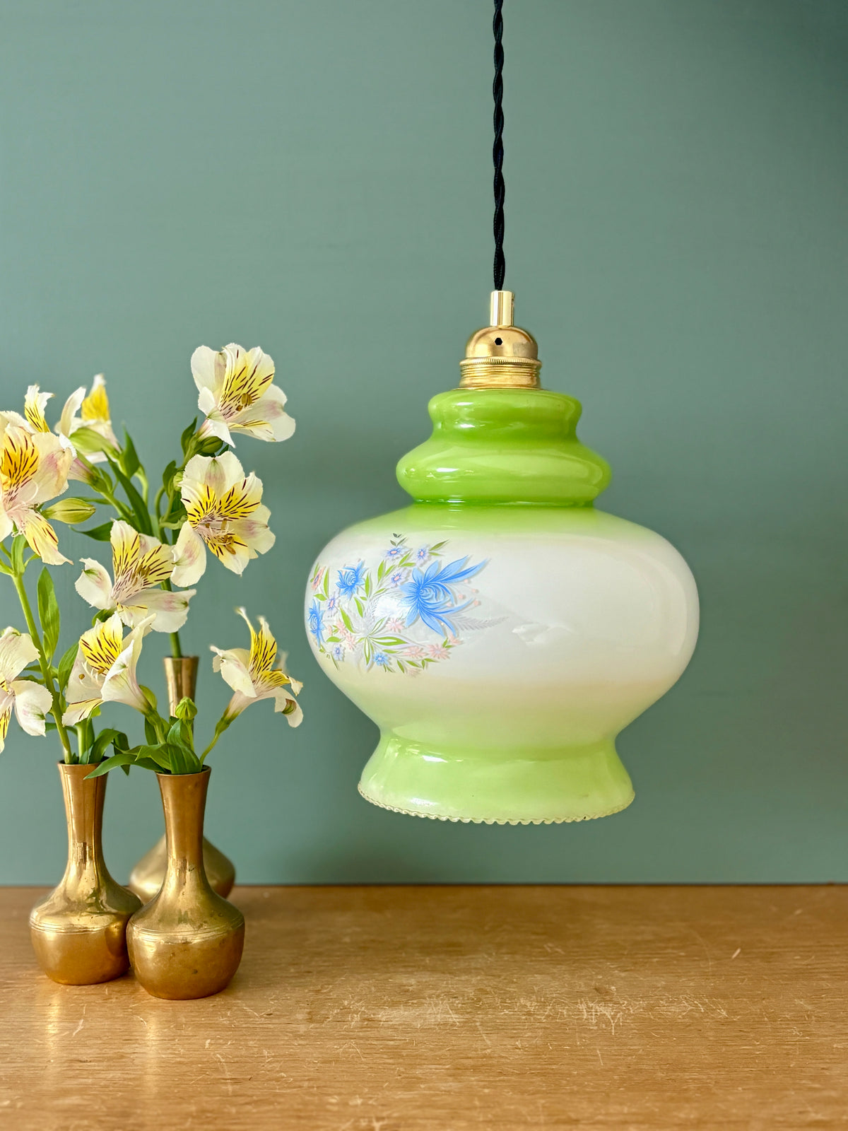 Suspension globe vintage en opaline blanche et verte