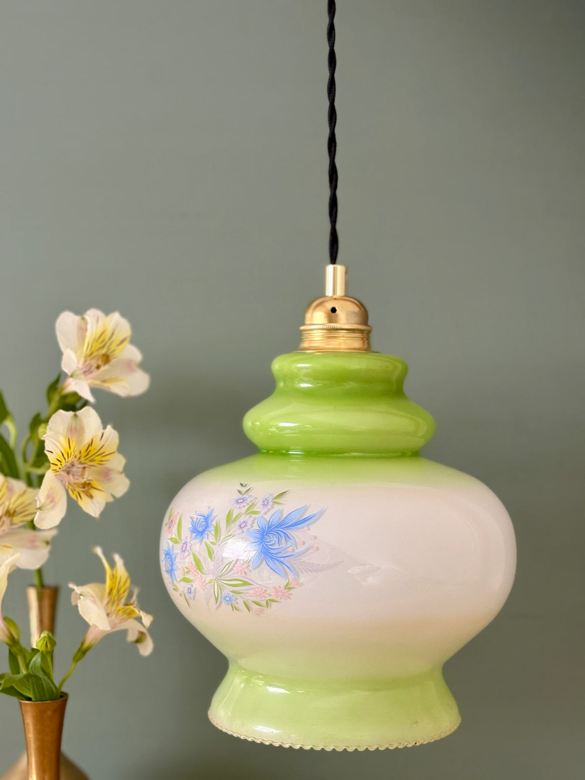 Suspension globe vintage en opaline blanche et verte