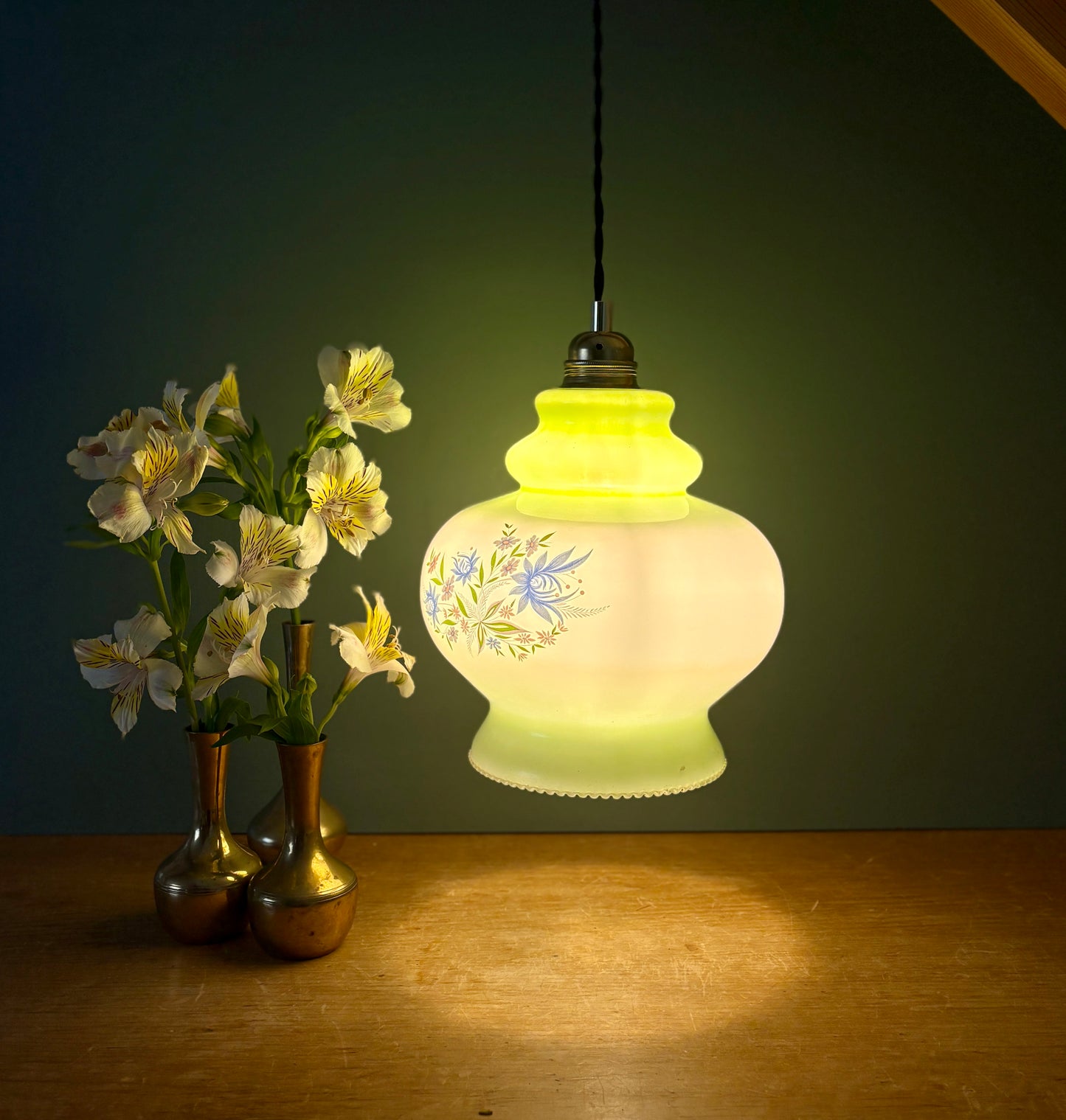 Suspension globe vintage en opaline blanche et verte