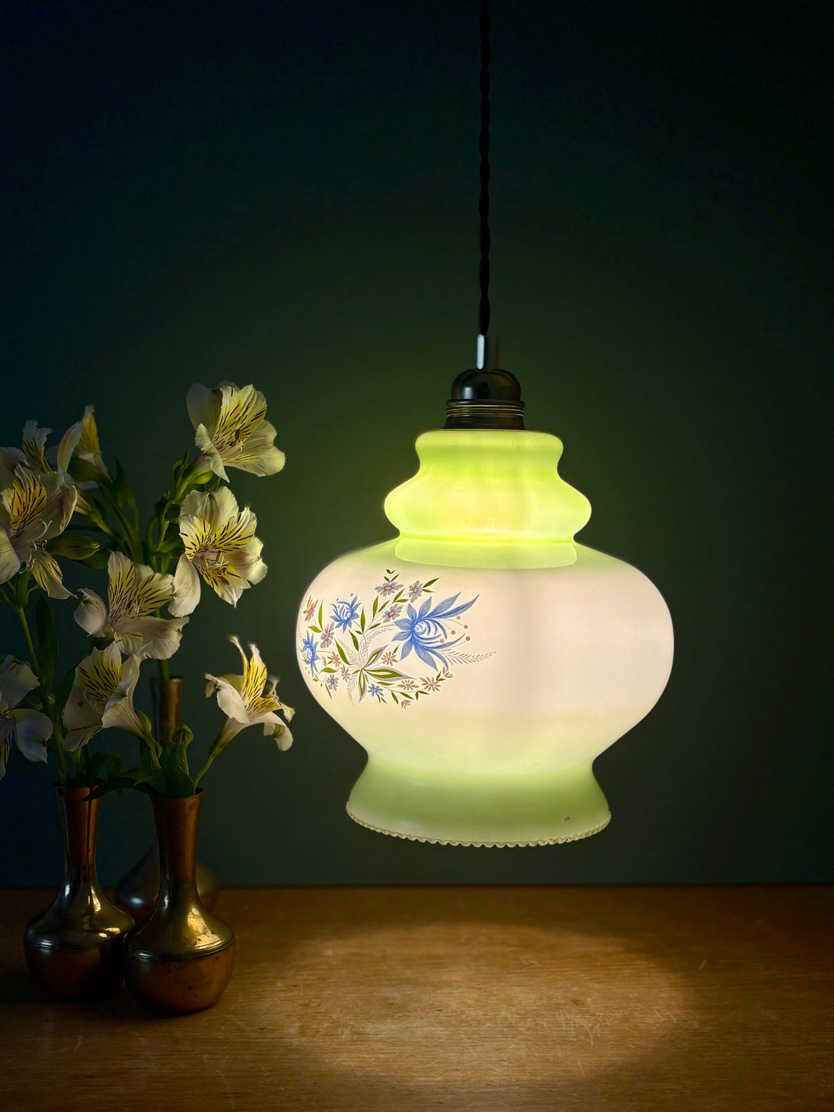 Suspension globe vintage en opaline blanche et verte